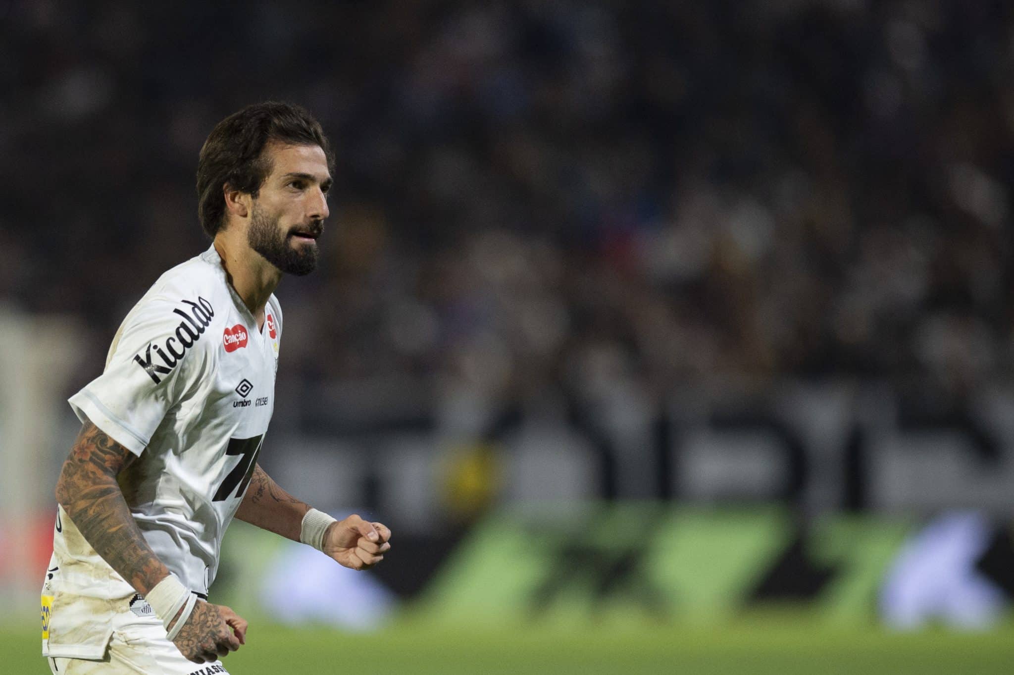 Lautaro D&iacute;az comemora o primeiro gol com a camisa do Santos