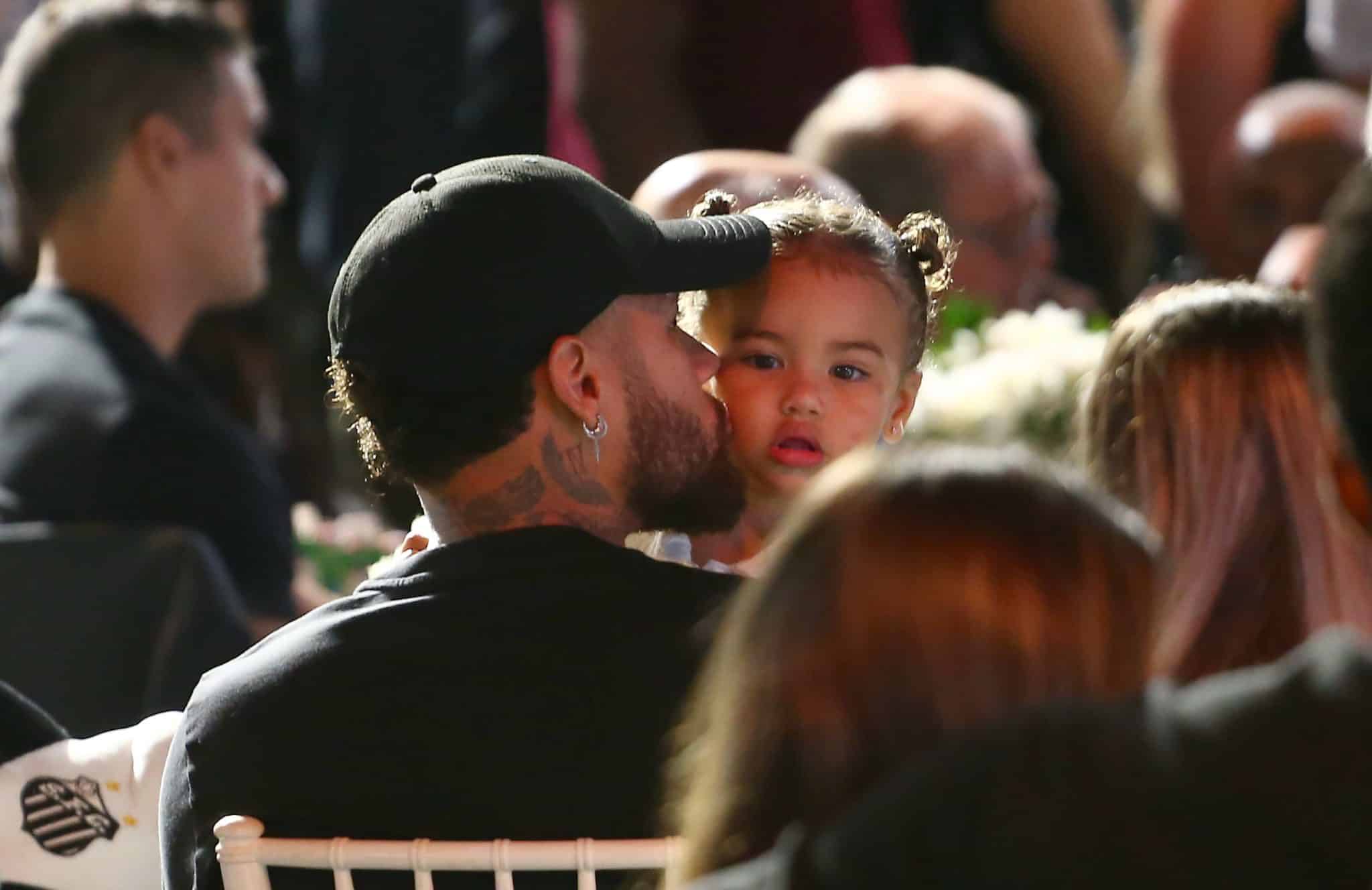 Neymar e a filha Mavie em evento do Santos no CT Rei Pel&eacute;