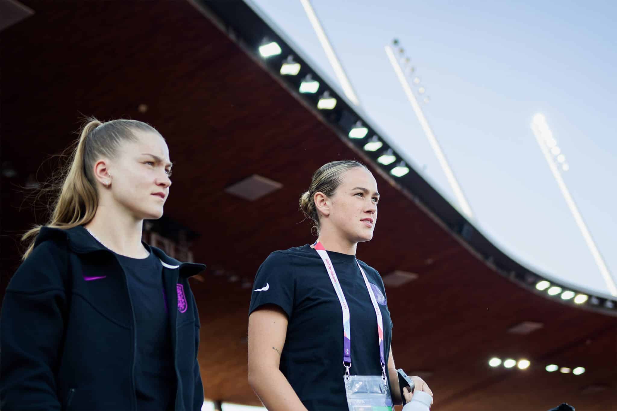 Jess Park e Grace Clinton antes de jogo da sele&ccedil;&atilde;o inglesa na Euro