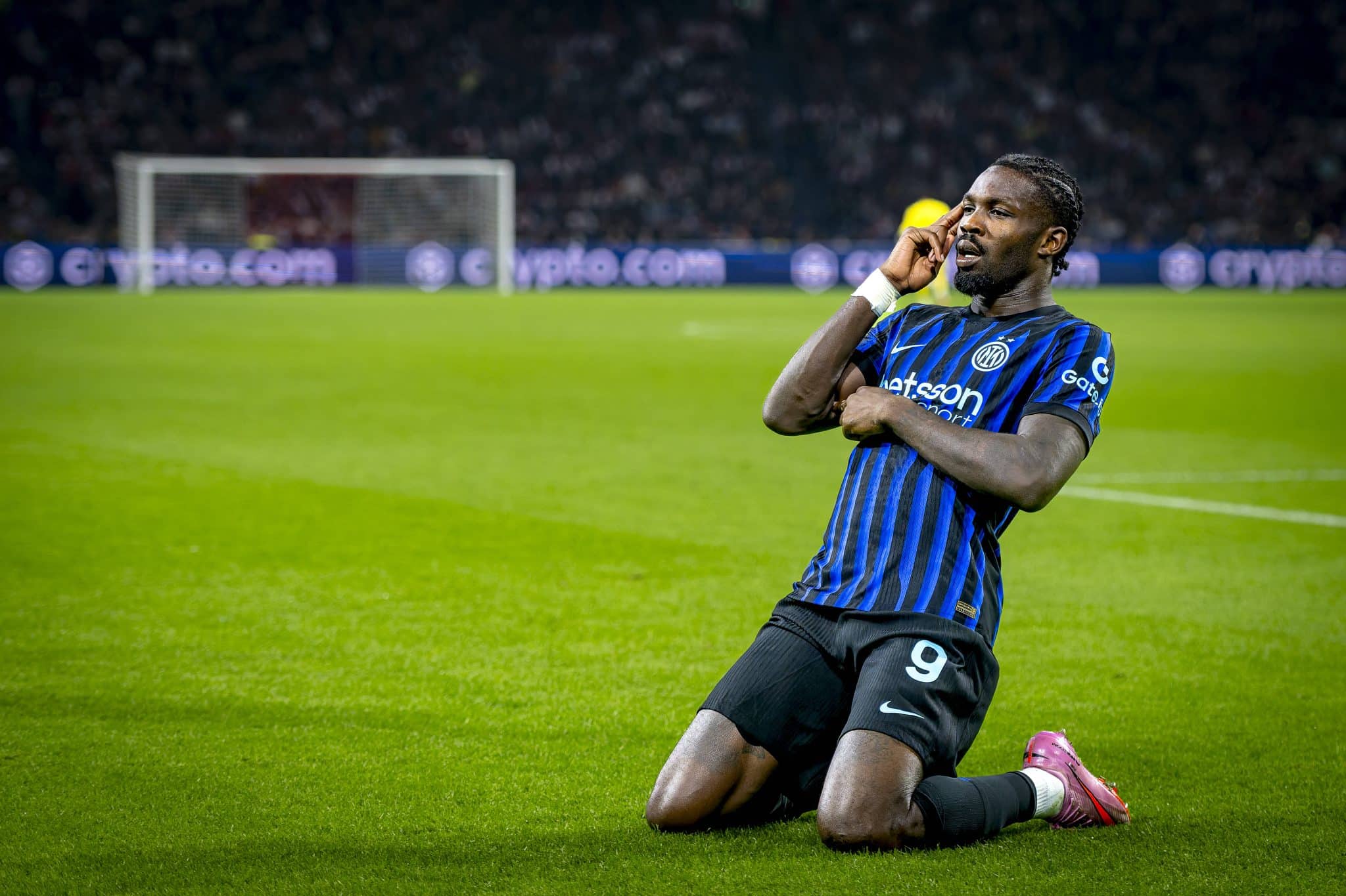 Sem Lautaro, novo protagonista iguala feito de Crespo em vit&oacute;ria da Inter de Mil&atilde;o