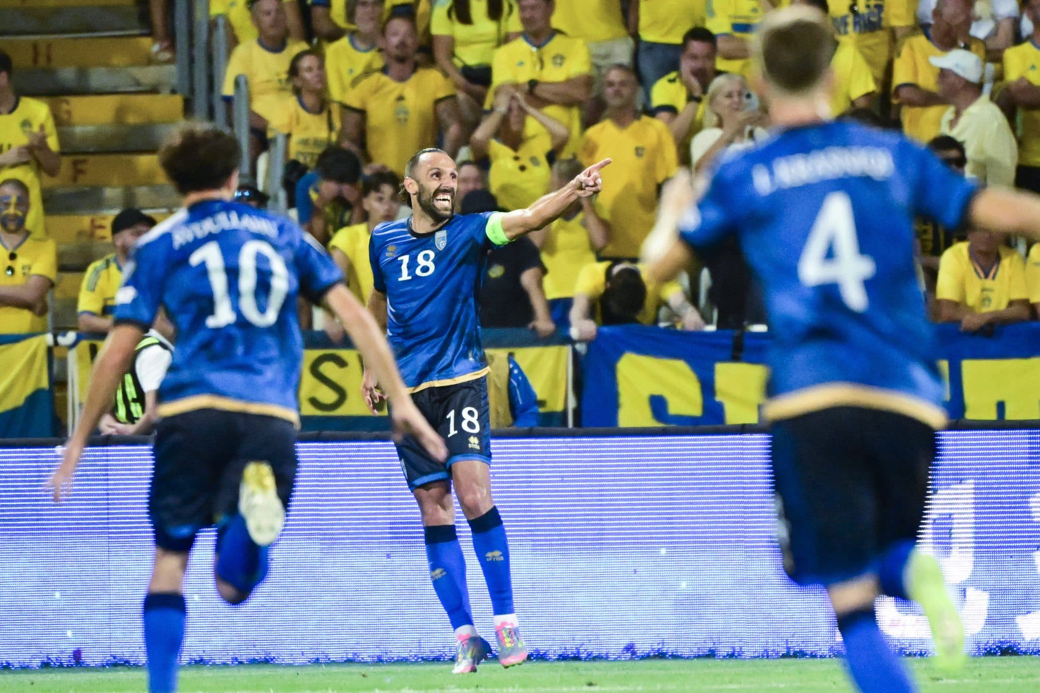 Muriqi celebra gol pelo Kosovo contra a Su&eacute;cia
