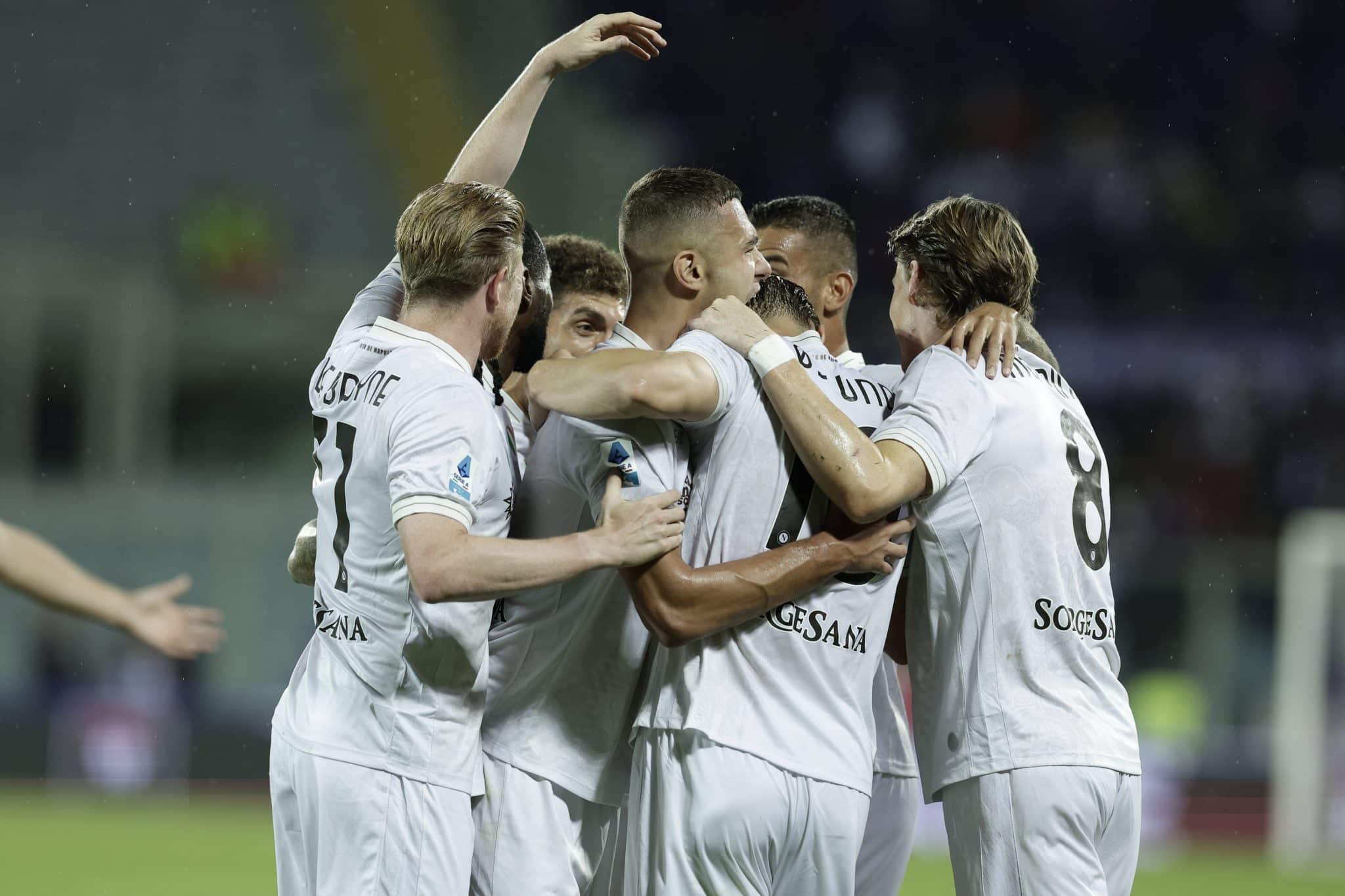 Jogadores do Napoli comemoram gol