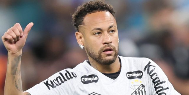 Comportamento de Neymar anima o Santos para duelo com Atl&eacute;tico-MG no gramado sint&eacute;tico