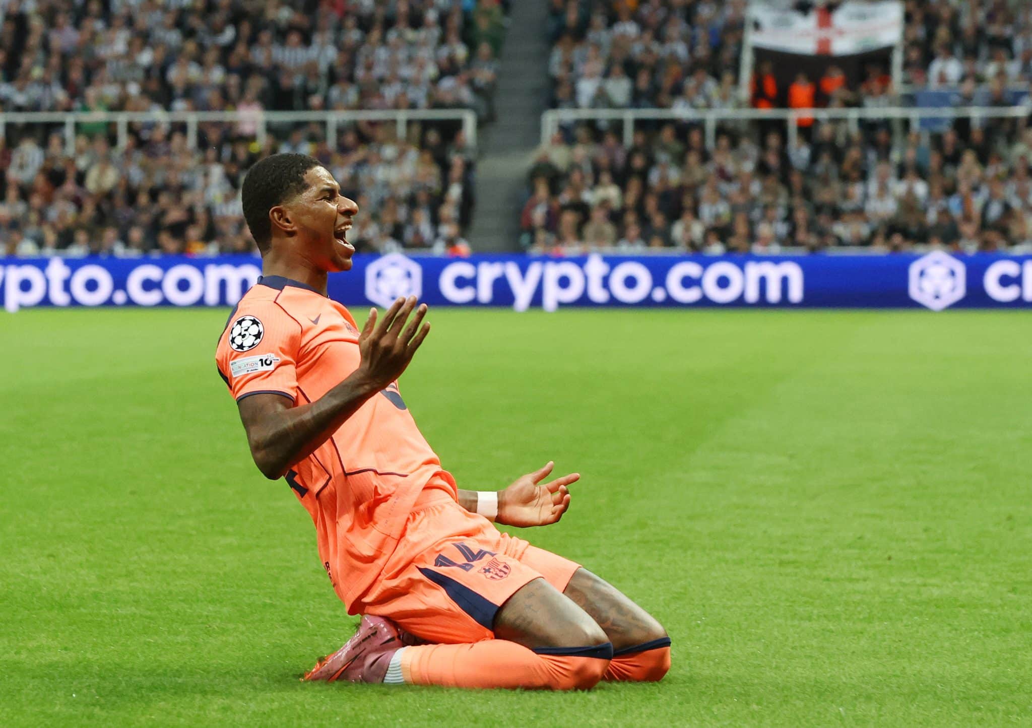 Rashford celebra gol do Barcelona contra o Newcastle na Champions