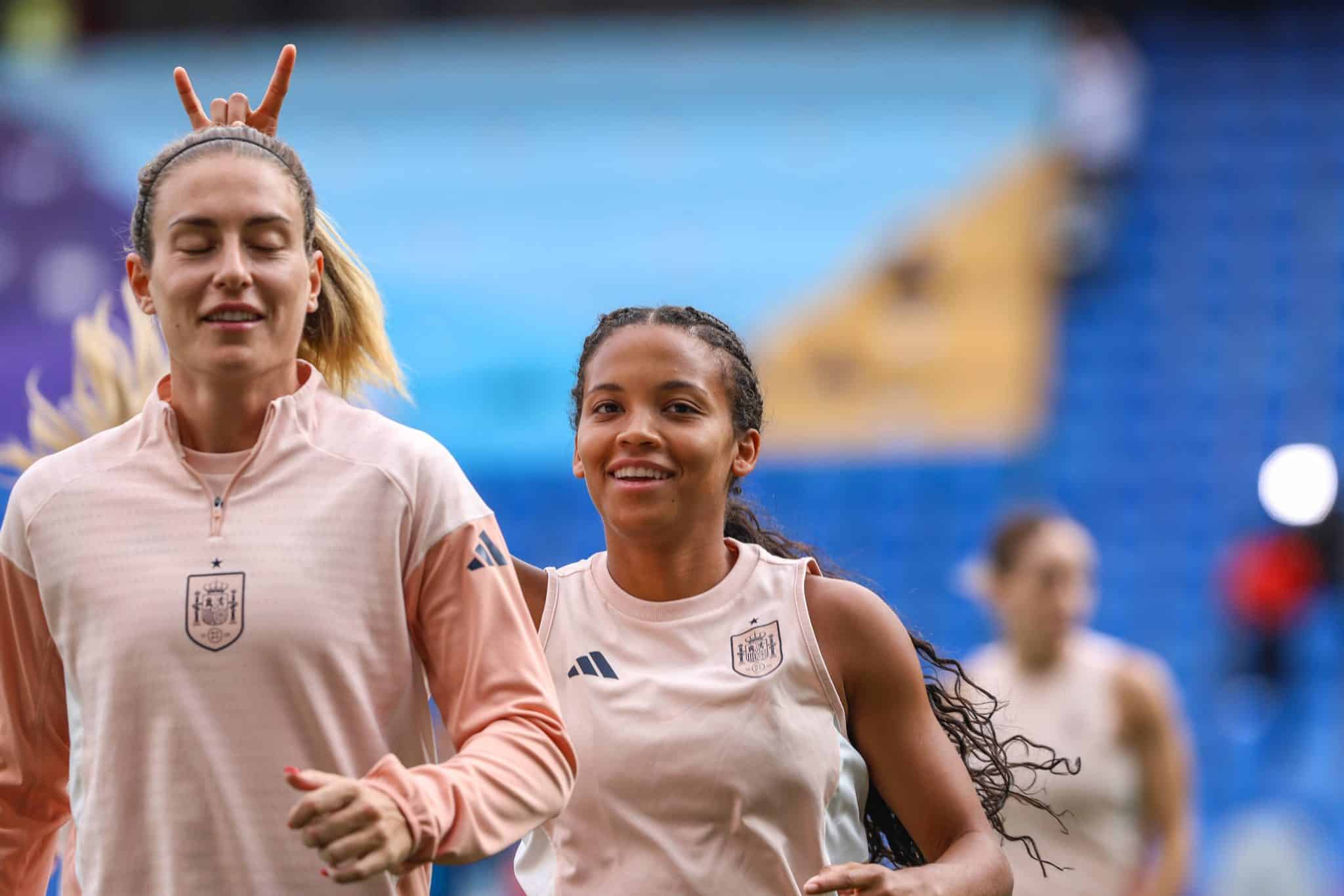 Vicky L&oacute;pez brinca com Alexia Putellas na sele&ccedil;&atilde;o da Espanha