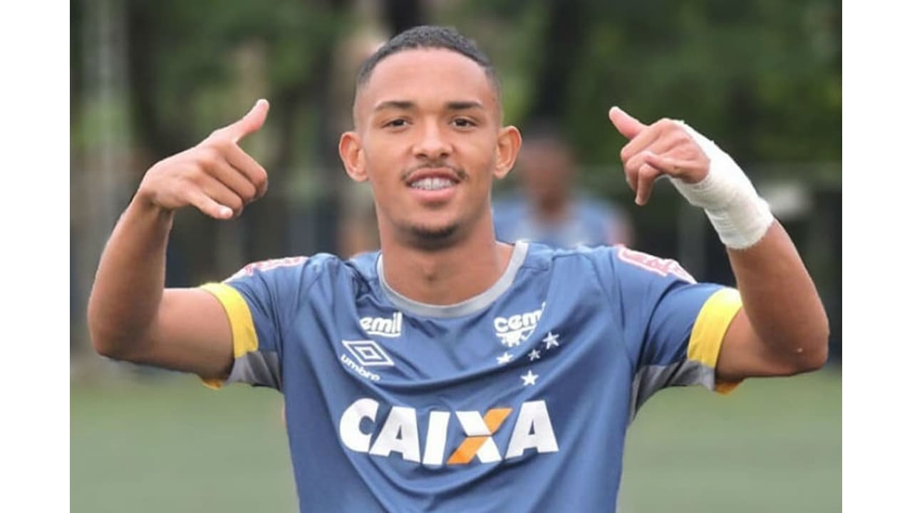 Vitinho chegou a atuar como atacante na base do Cruzeiro (Foto: Divulga&ccedil;&atilde;o/Cruzeiro)