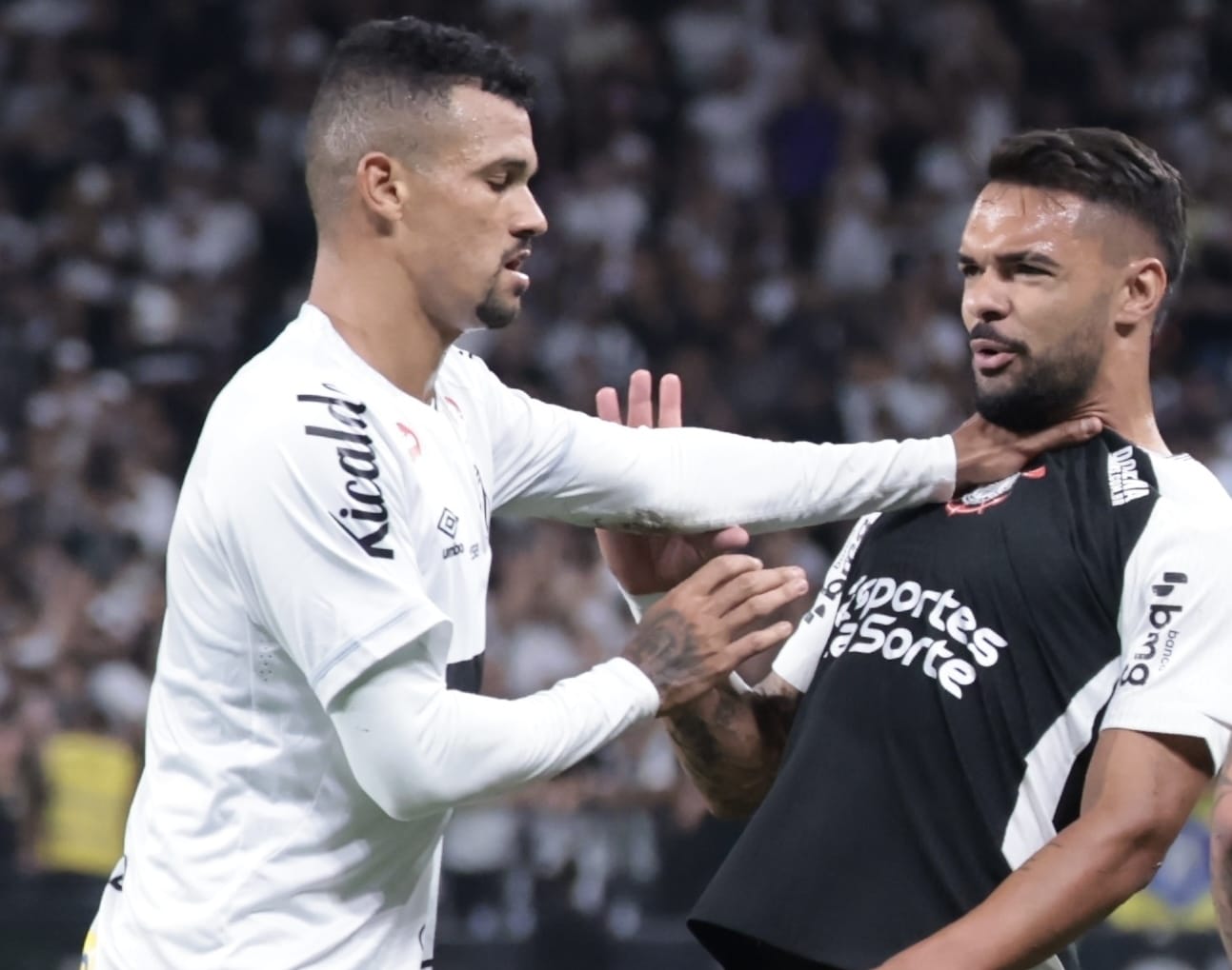 Z&eacute; Ivaldo tentando se impor na for&ccedil;a diante de Ranielle, durante Santos e Corinthians