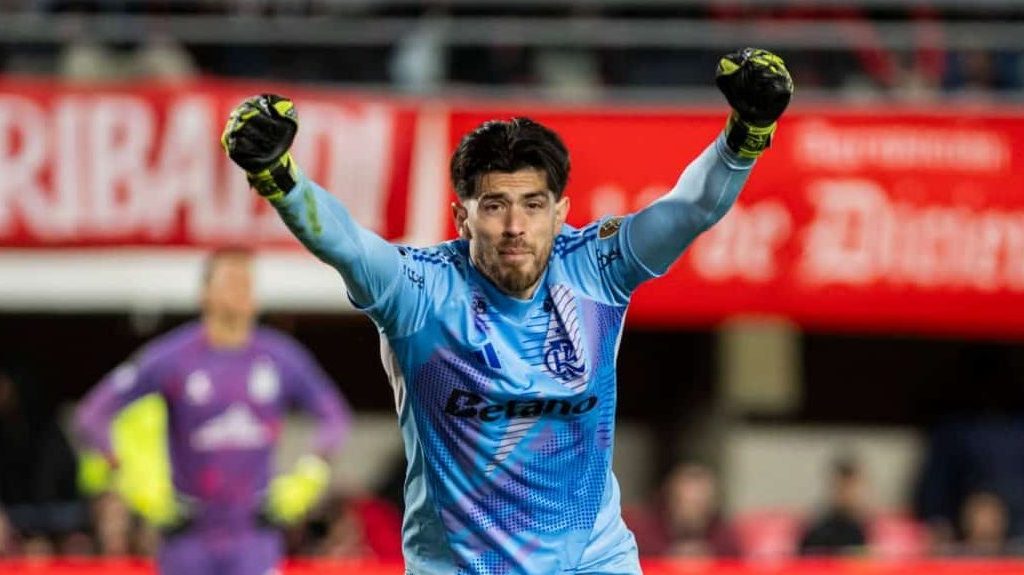 De vil&atilde;o a her&oacute;i: Rossi apaga m&aacute; impress&atilde;o e classifica o Flamengo na Libertadores