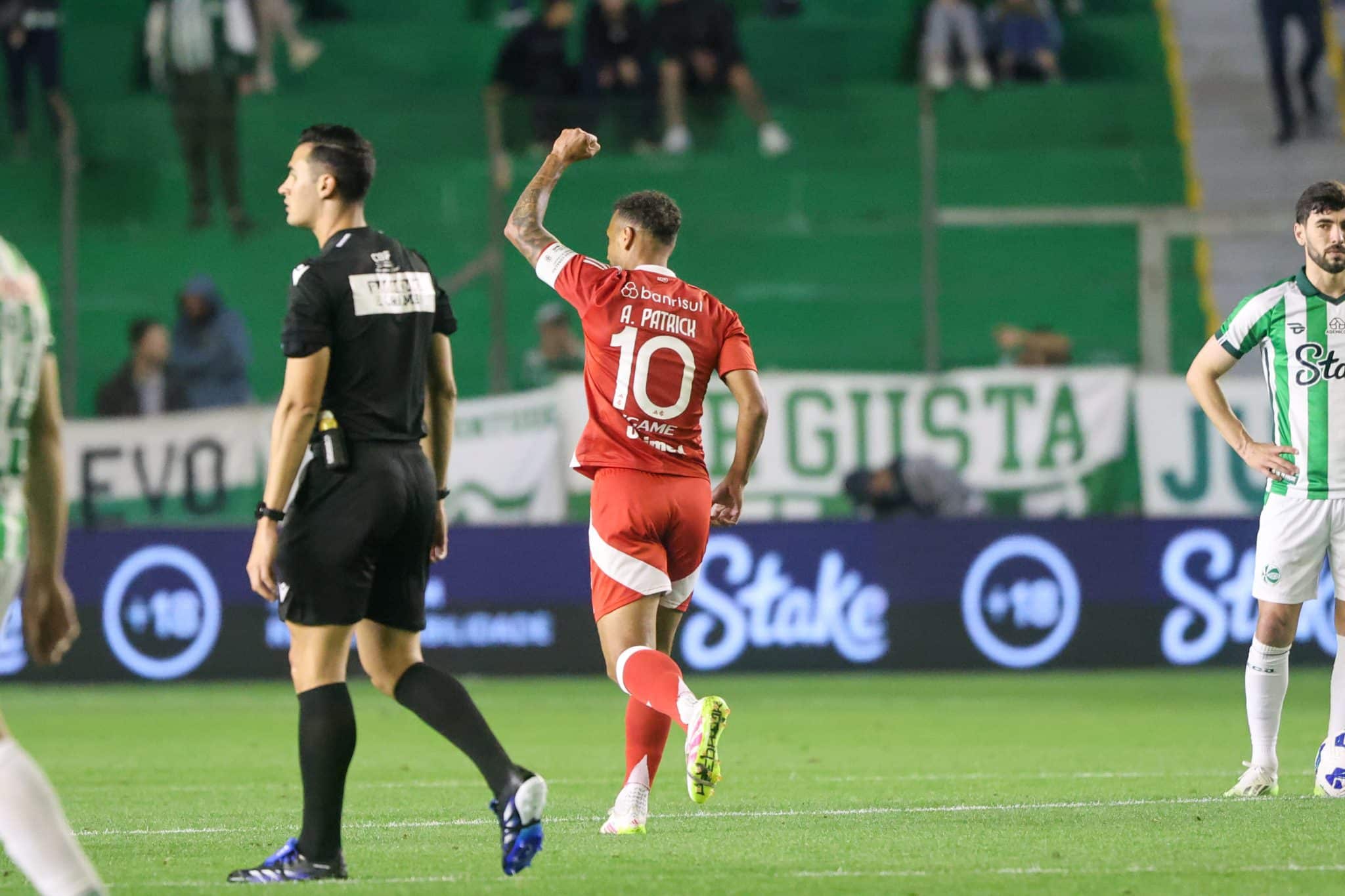 Alan Patrick celebra gol do Internacional