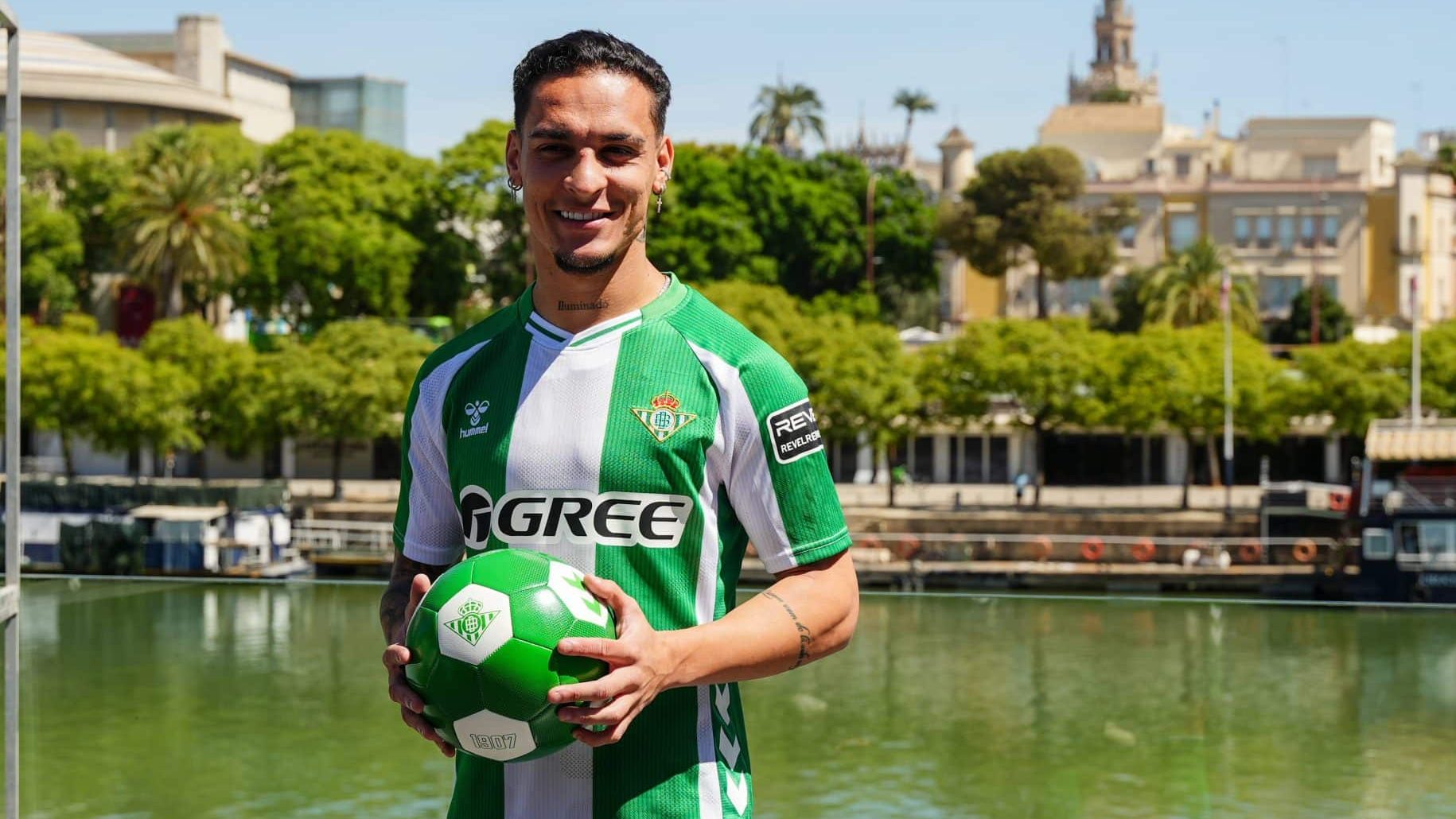 Antony em sua apresenta&ccedil;&atilde;o oficial no Betis (Foto: Imago)