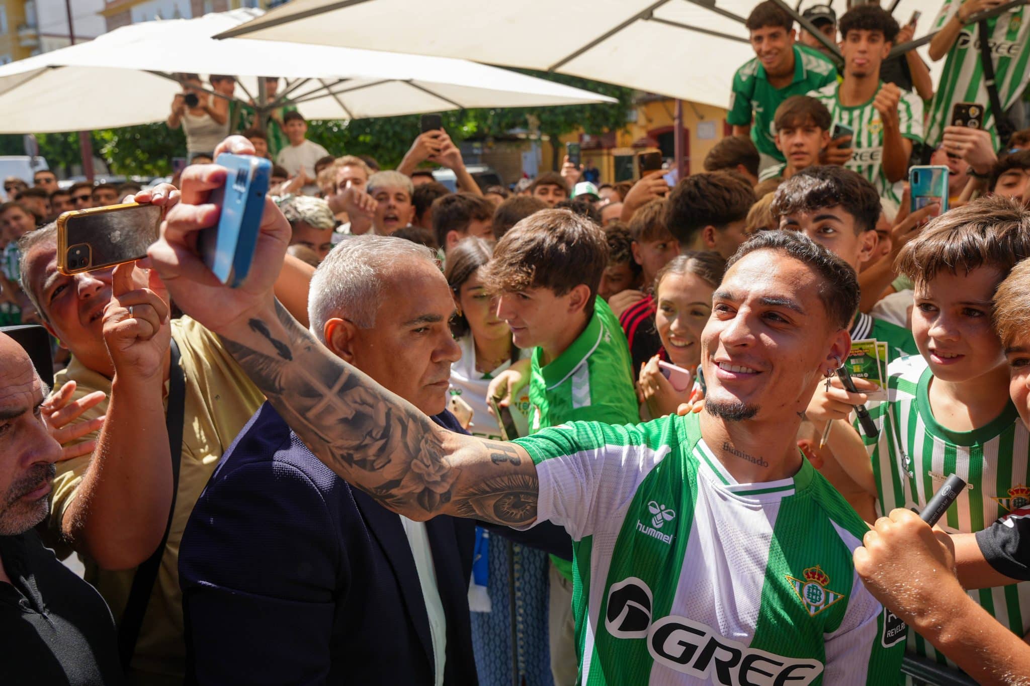 Antony &eacute; recebido pela torcida do Betis (Foto: Imago)