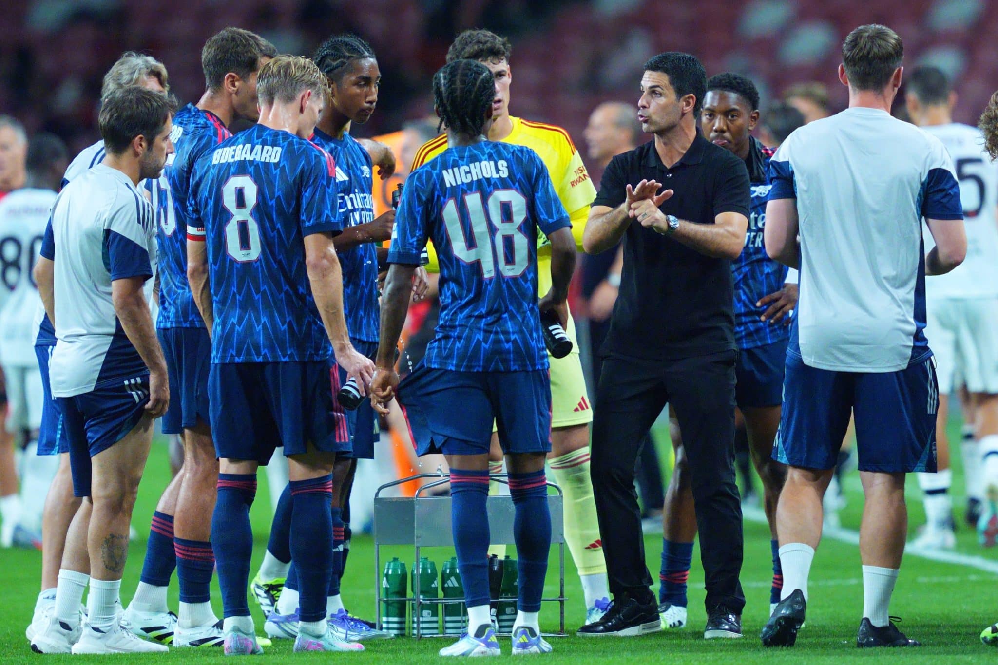Mikel Arteta conversa com elenco do Arsenal (Foto: IMAGO / NurPhoto)