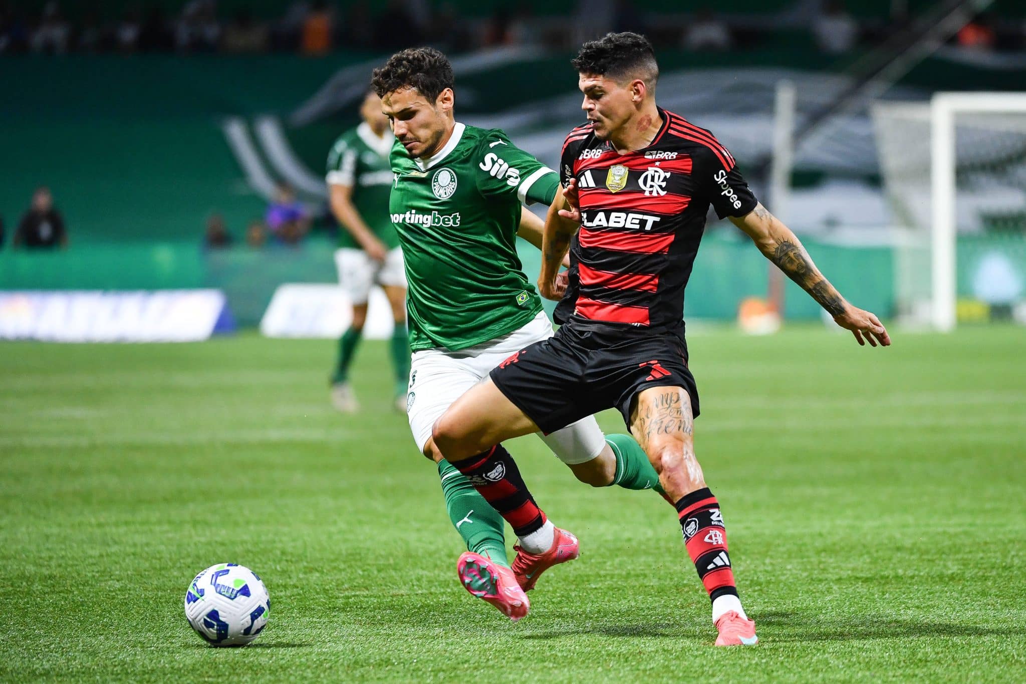 Raphael Veiga e Ayrton Lucas em disputa de bola durante Flamengo x Palmeiras 