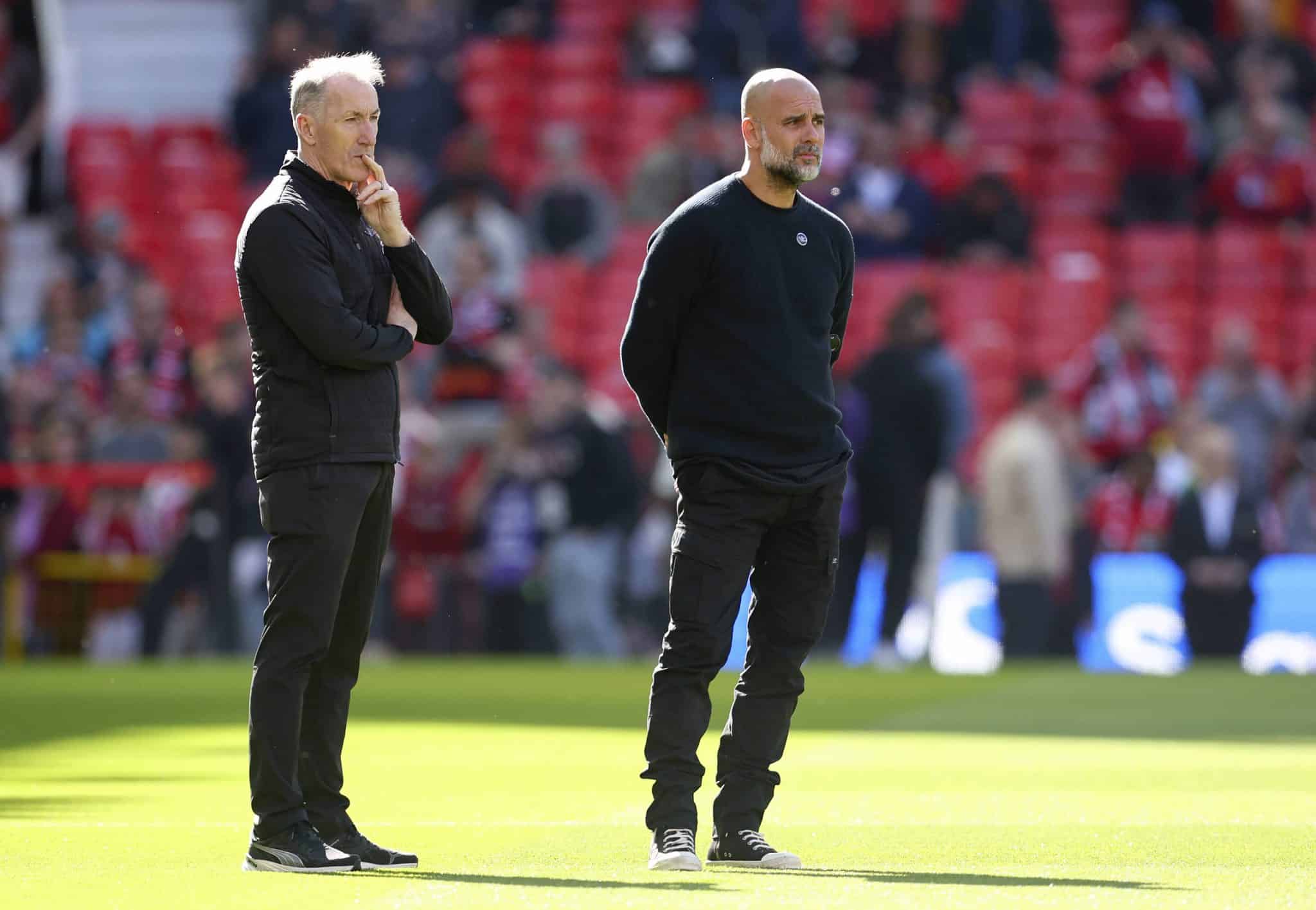 Txiki Begiristain e Guardiola antes de jogo do Manchester City