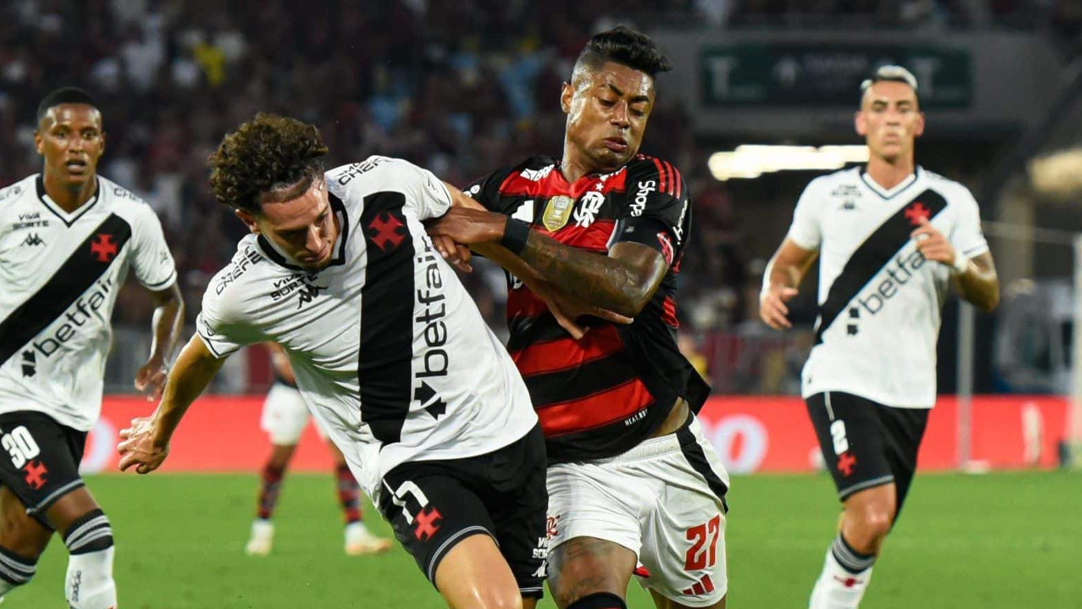 Vasco compete e amarra Flamengo, que perdeu o direito de errar na temporada
