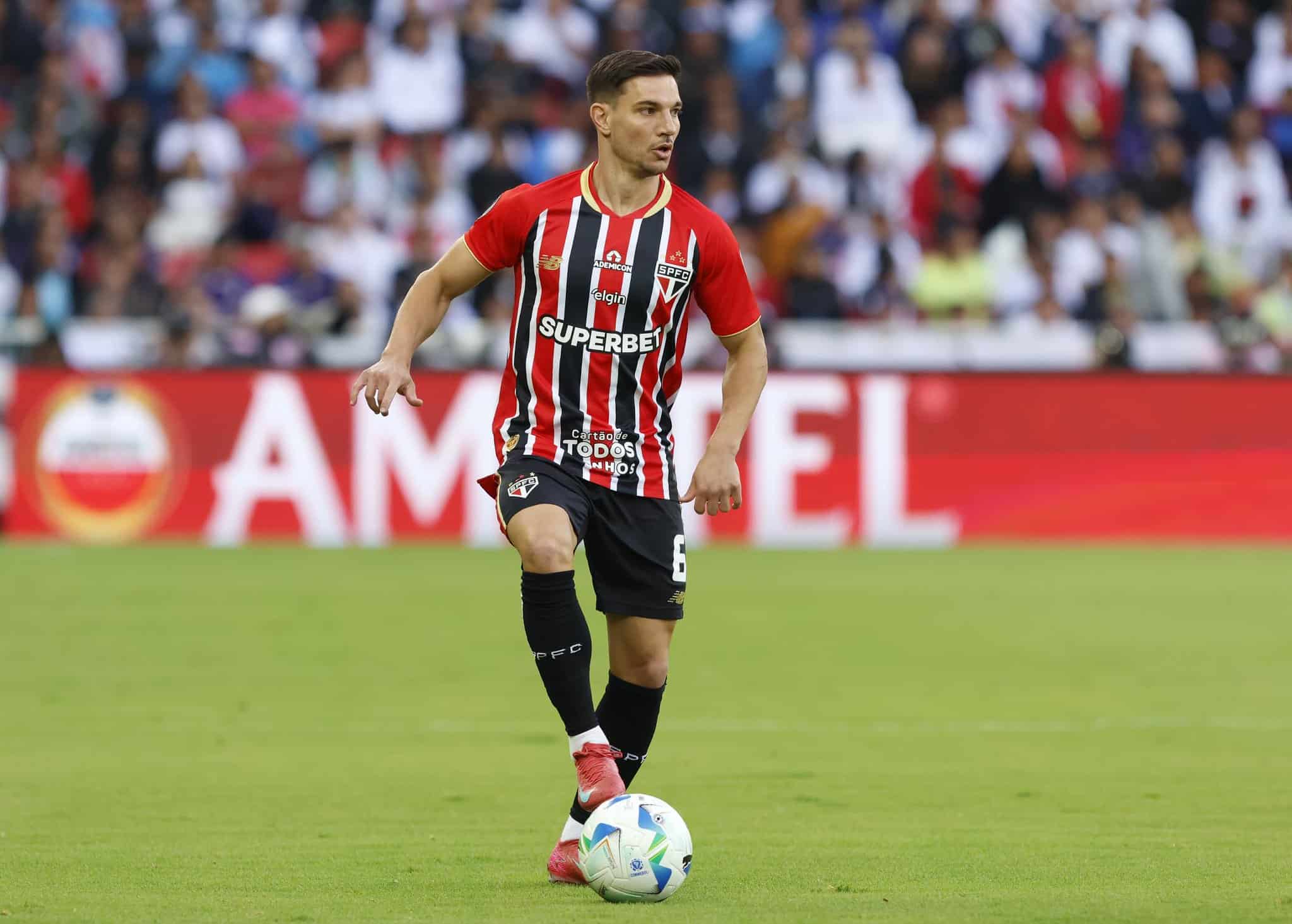 C&eacute;dric, em a&ccedil;&atilde;o pelo S&atilde;o Paulo contra a LDU