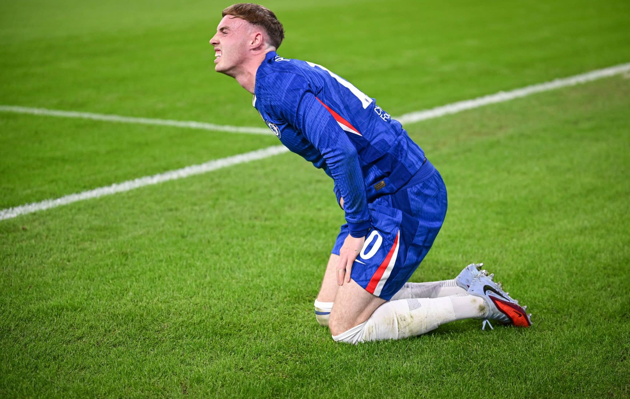 Cole Palmer sente a les&atilde;o em jogo do Chelsea