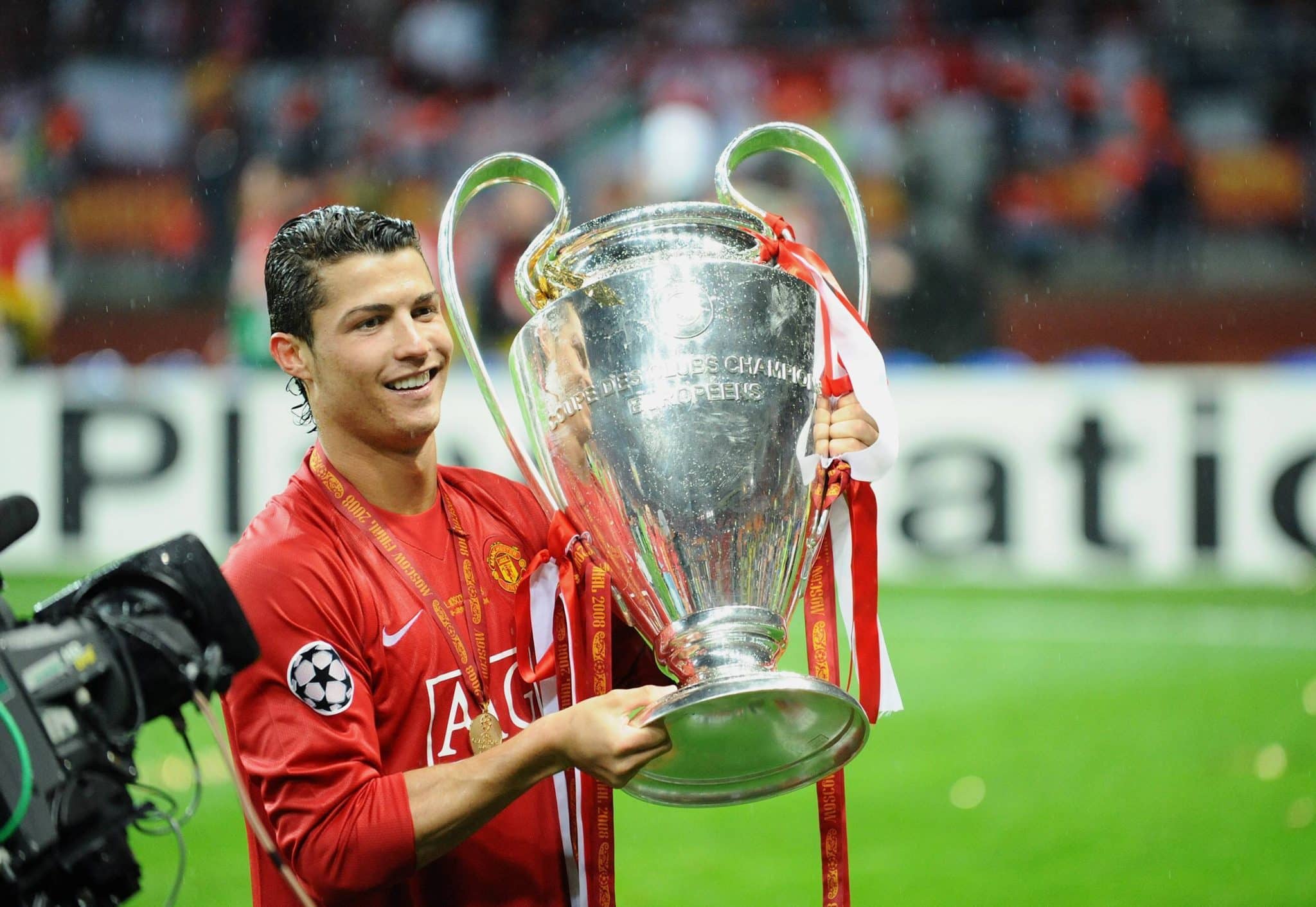 Cristiano Ronaldo (Manchester United) pr&auml;sentiert die Troph&auml;e f&uuml;r den Gewinn der Champions League
