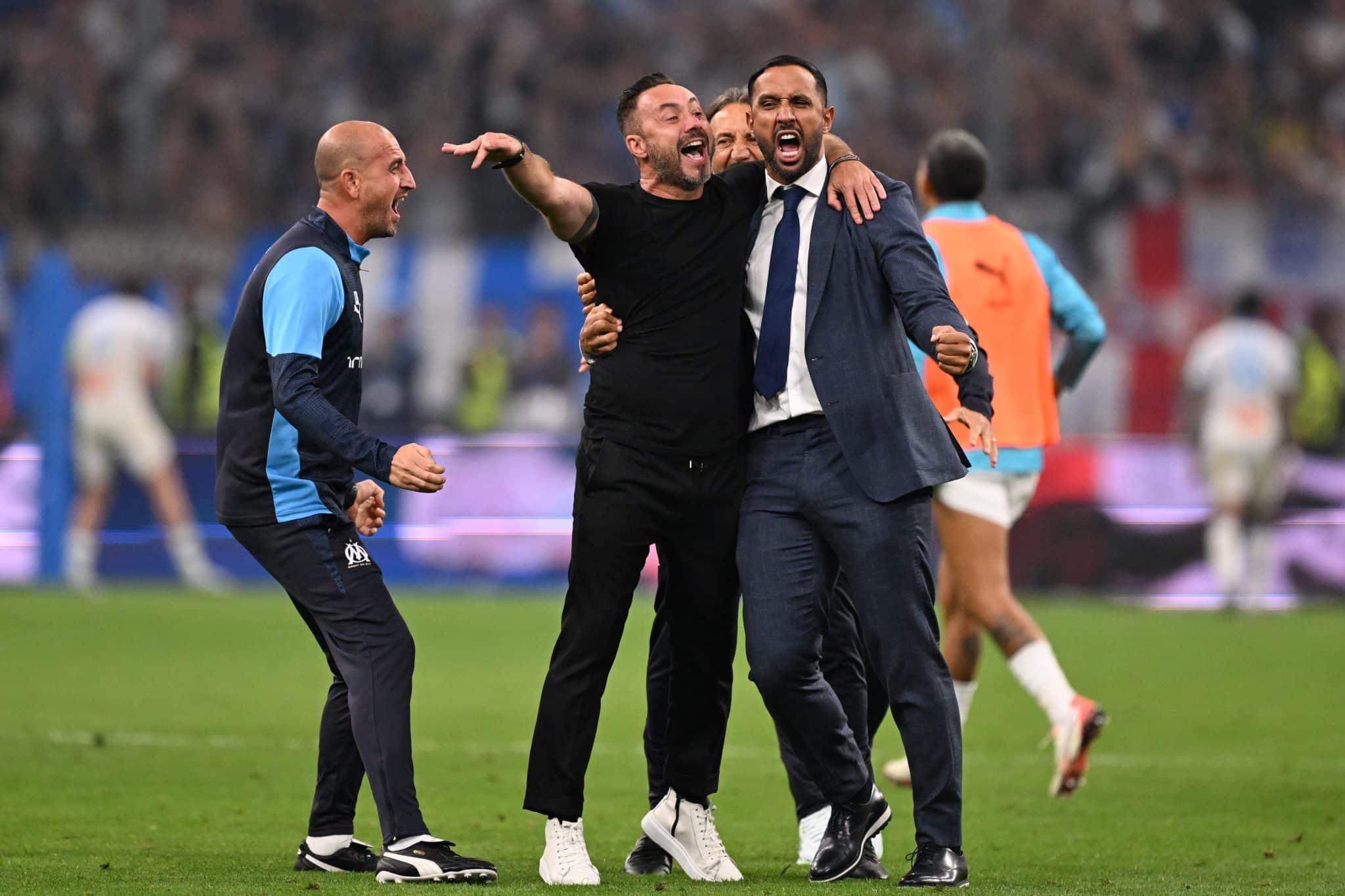 De Zerbi comemora vit&oacute;ria sobre o PSG ao lado do diretor de futebol do Marseille, Medhi Benatia