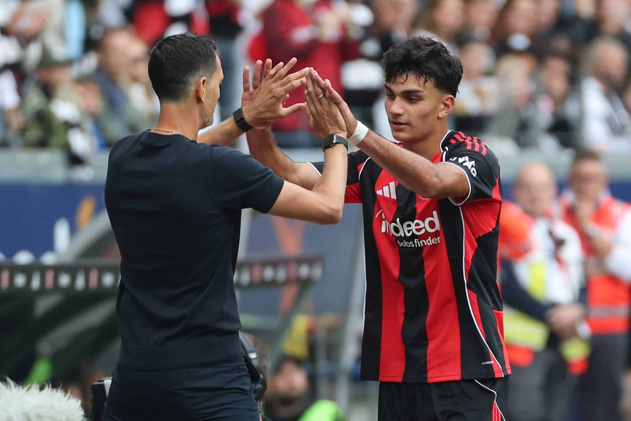 O t&eacute;cnico Dino Toppm&ouml;ller e o jogador Can Uzun em partida do Eintracht Frankfurt