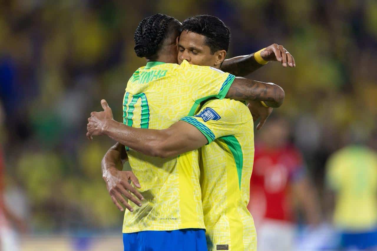 Douglas Santos foi melhor do que o esperado na lateral