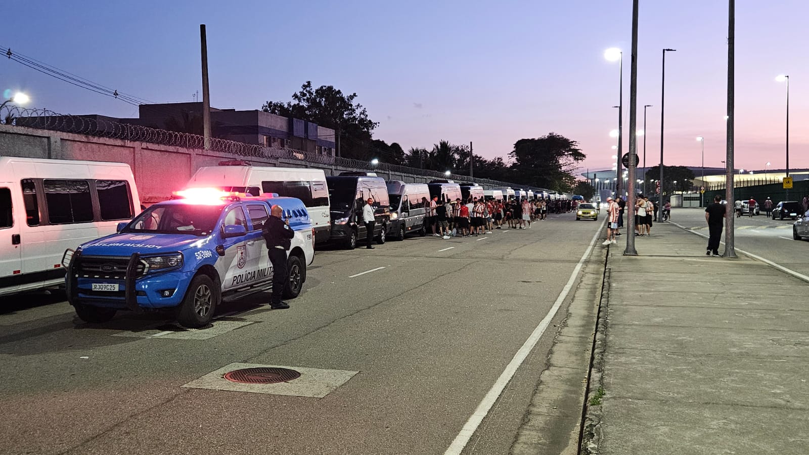 PM fez a escolta dos torcedores do Estudiantes (Foto: Gabriel Rodrigues/Trivela)