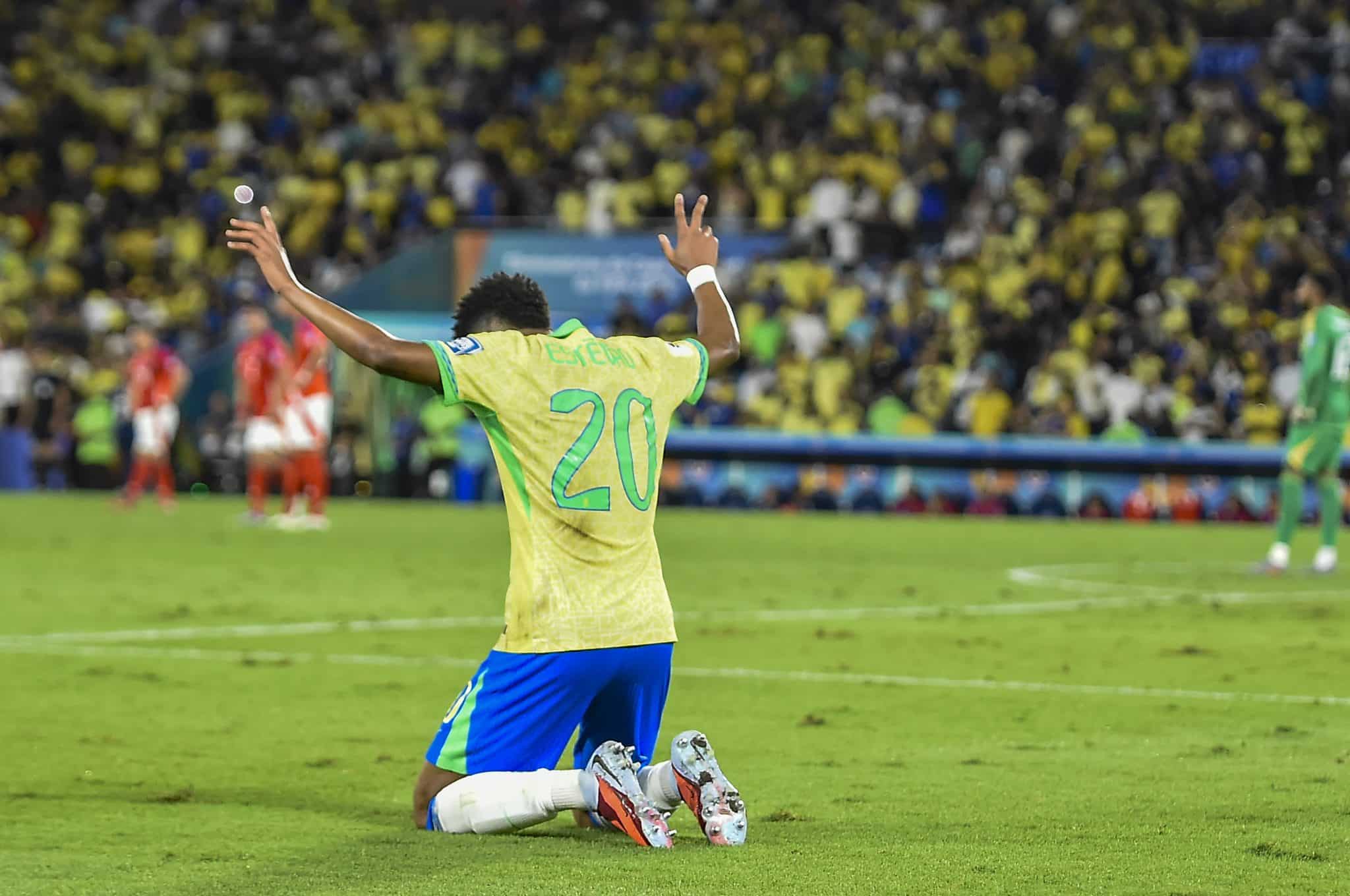 Estev&atilde;o vibra com seu primeiro gol com a camisa da Sele&ccedil;&atilde;o
