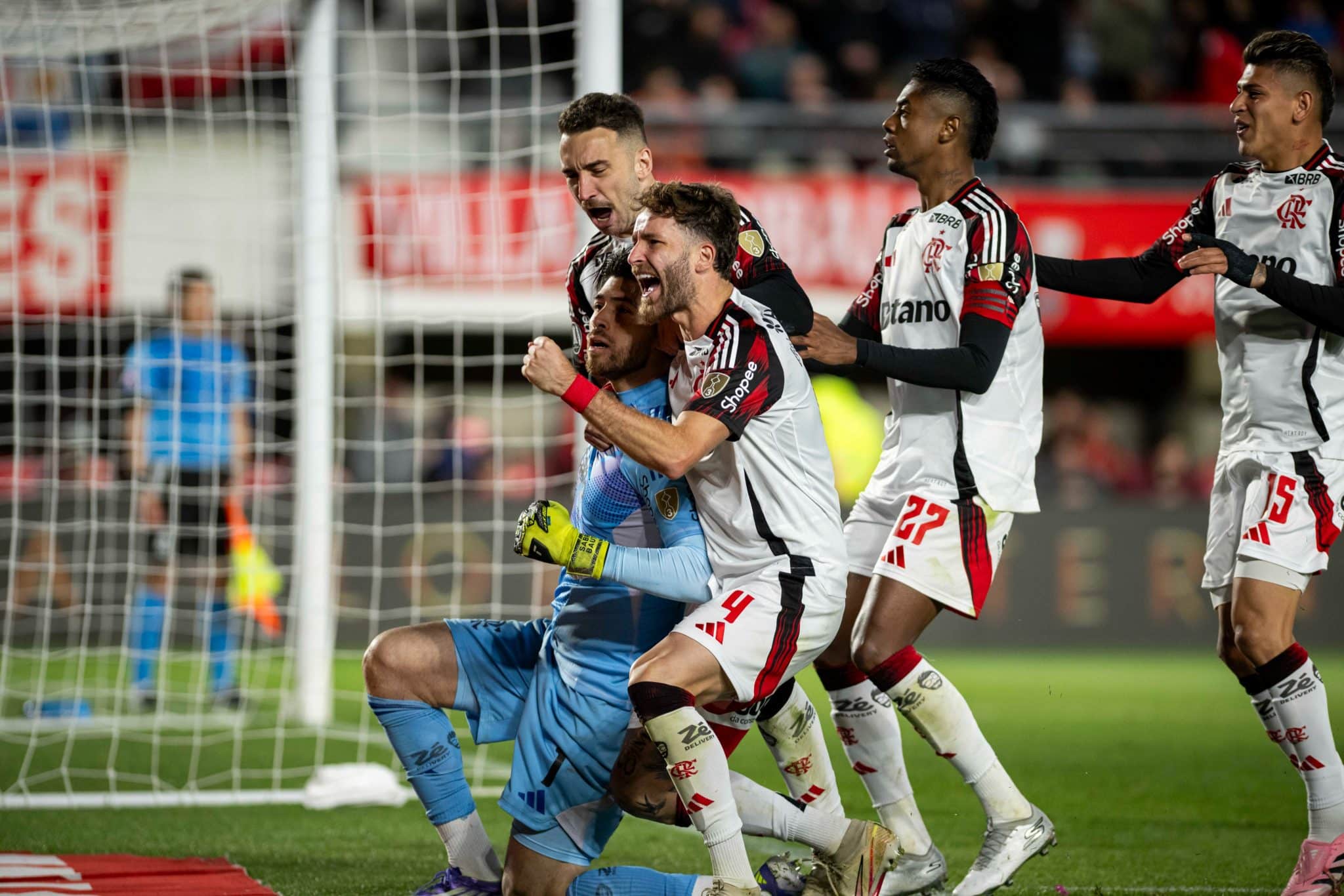 L&eacute;o Pereira, L&eacute;o Ortiz e Bruno Henrique celebram classifica&ccedil;&atilde;o com Rossi 