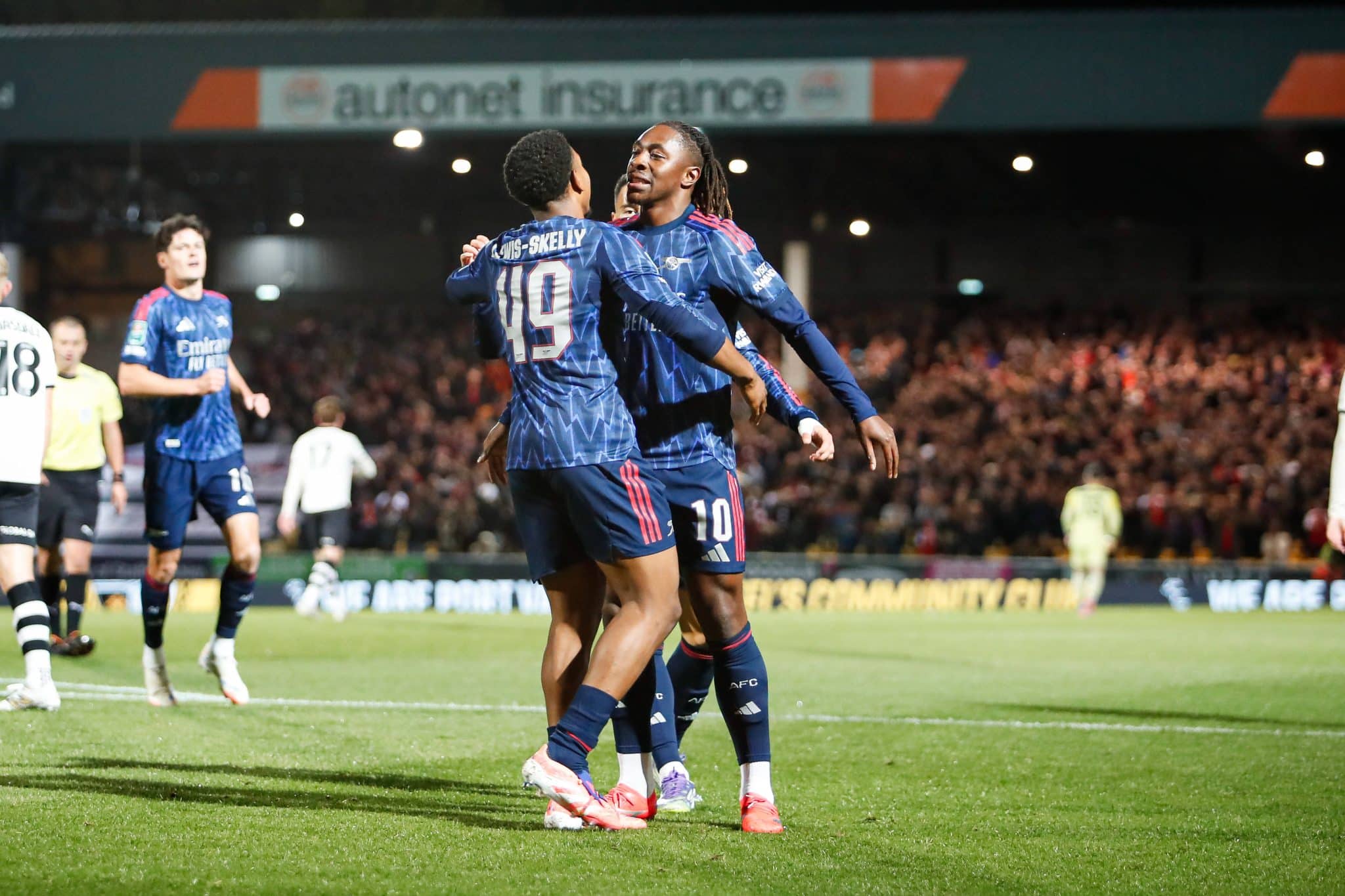 Lewis-Skelly e Eze comemoram gol do Arsenal