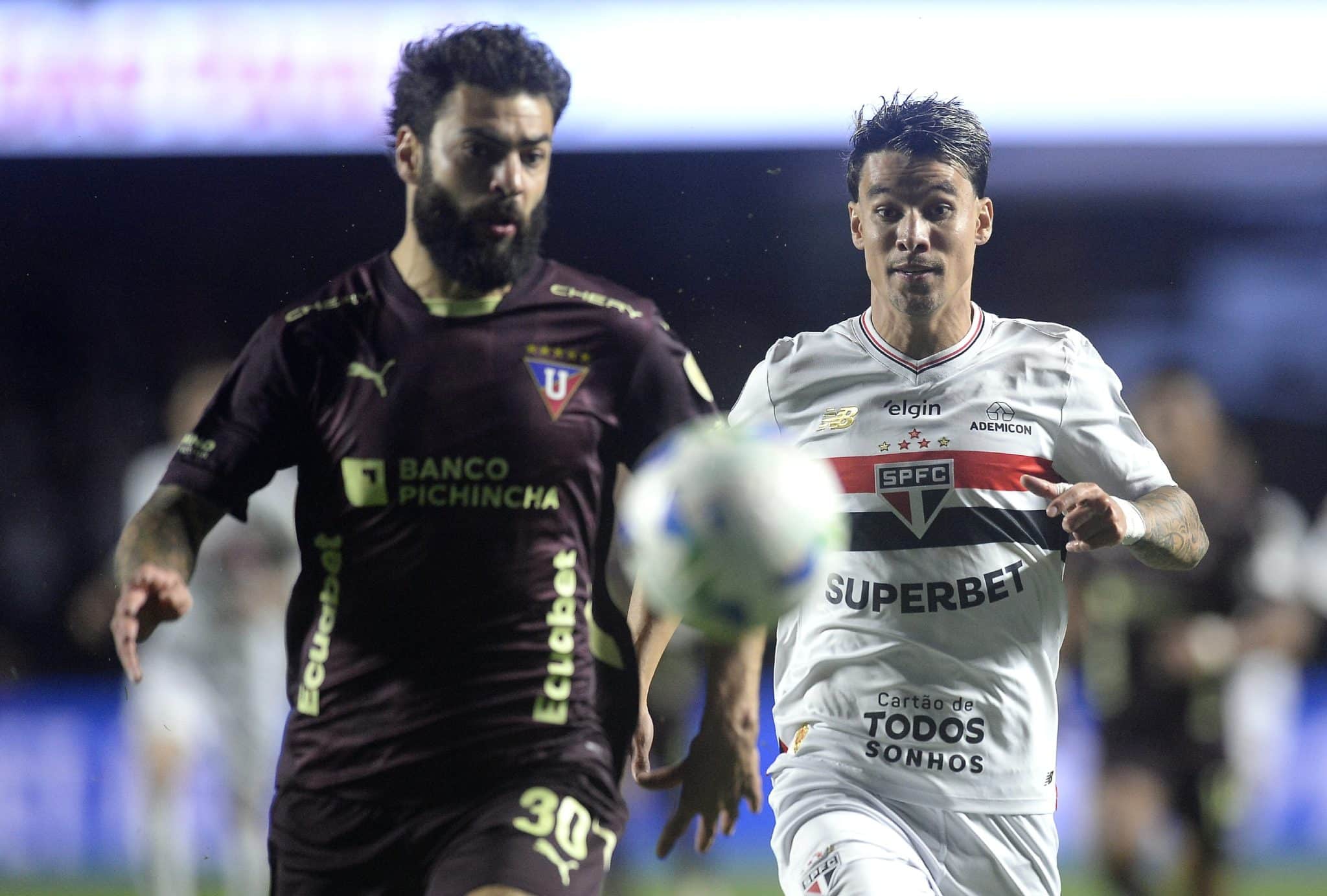 Ferreira disputa a bola em jogo contra a LDU