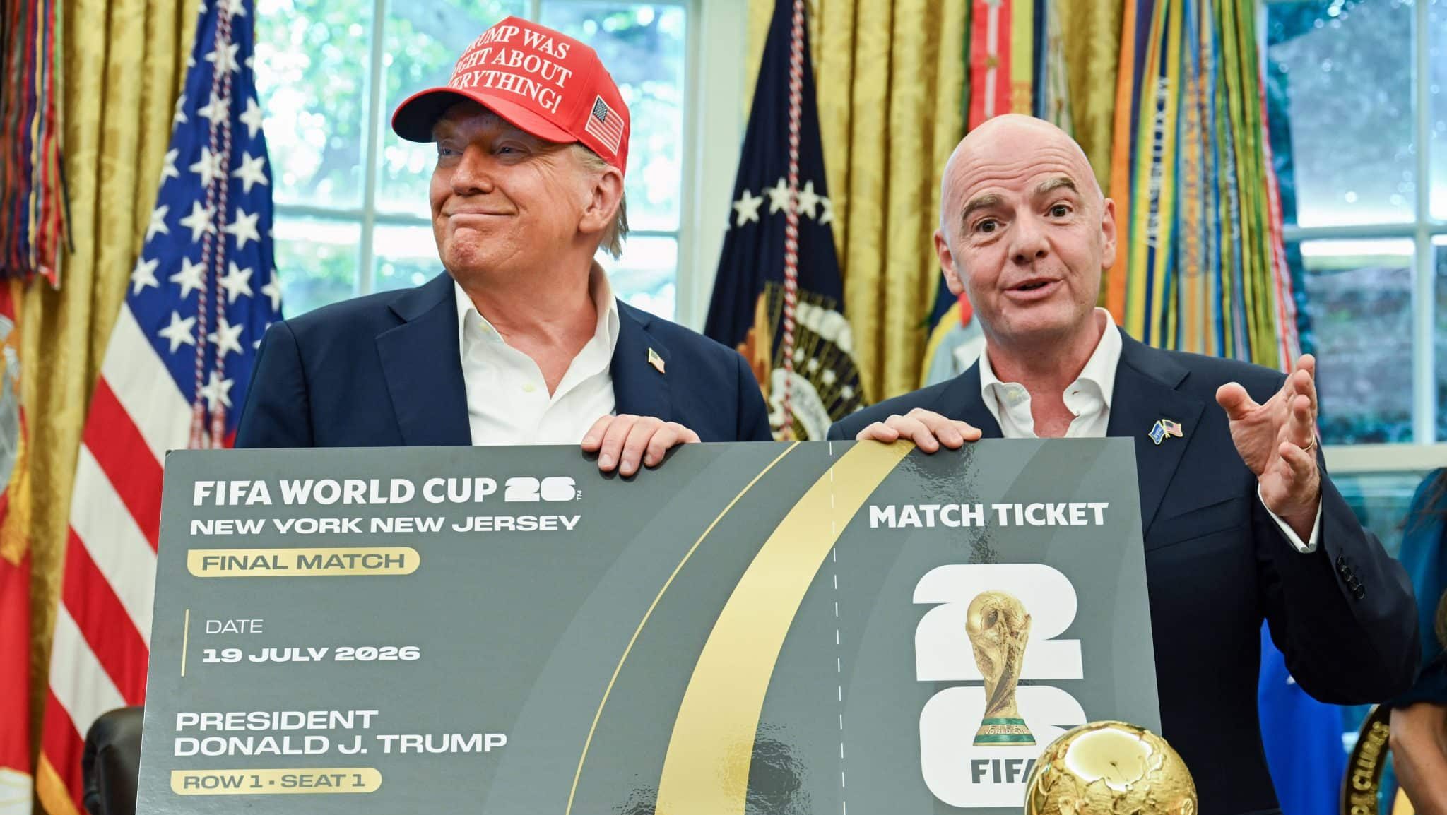 Donald Trump e Gianni Infantino posam com ingresso simb&oacute;lico do Mundial (Foto: Imago)
