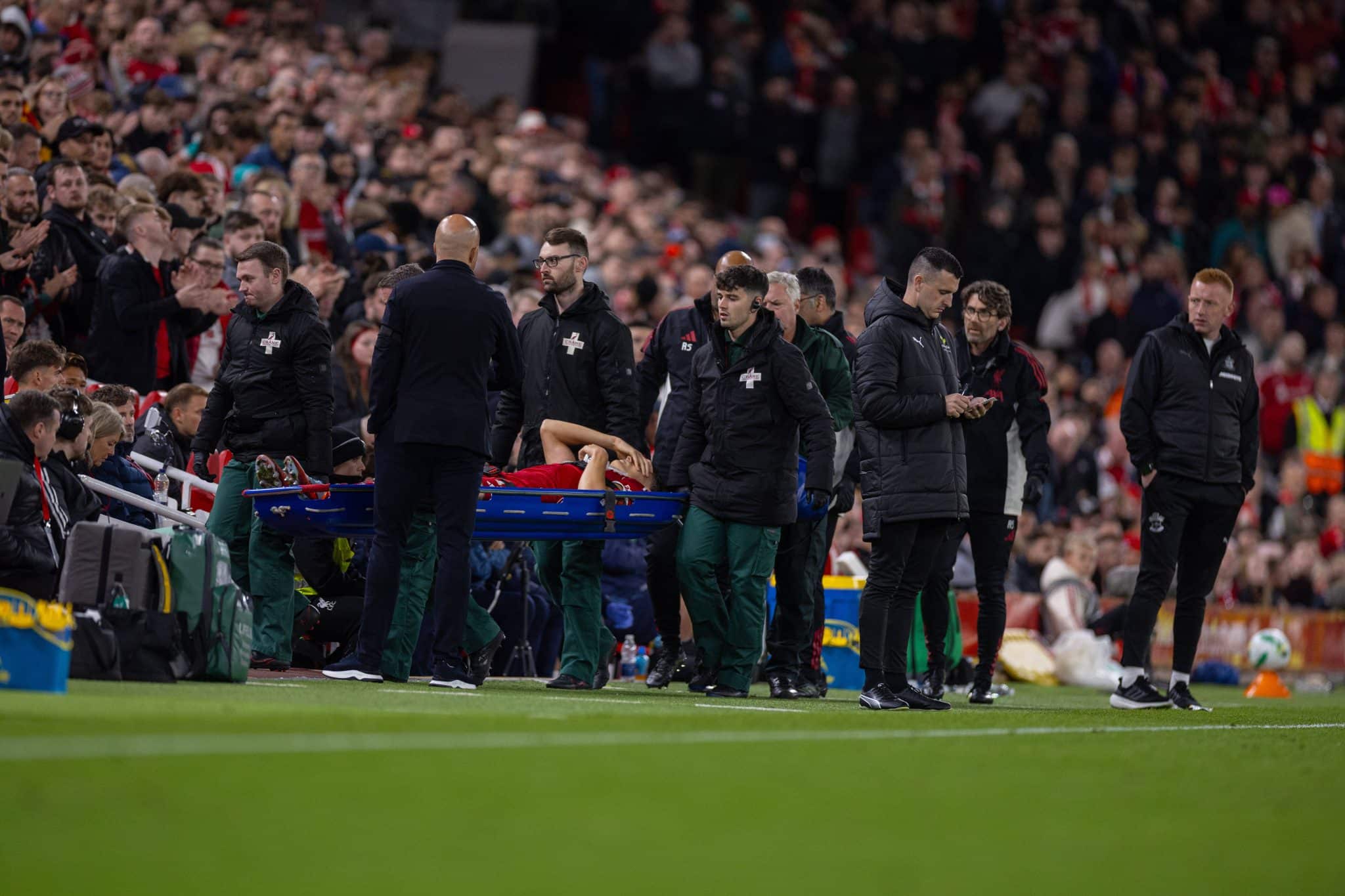 Giovanni Leoni sofreu les&atilde;o em temporada de estreia pelo Liverpool (Foto: Imago)