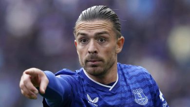 &lsquo;Nunca vi na vida&rsquo;: Grealish desabafa e protesta contra arbitragem de Liverpool x Everton