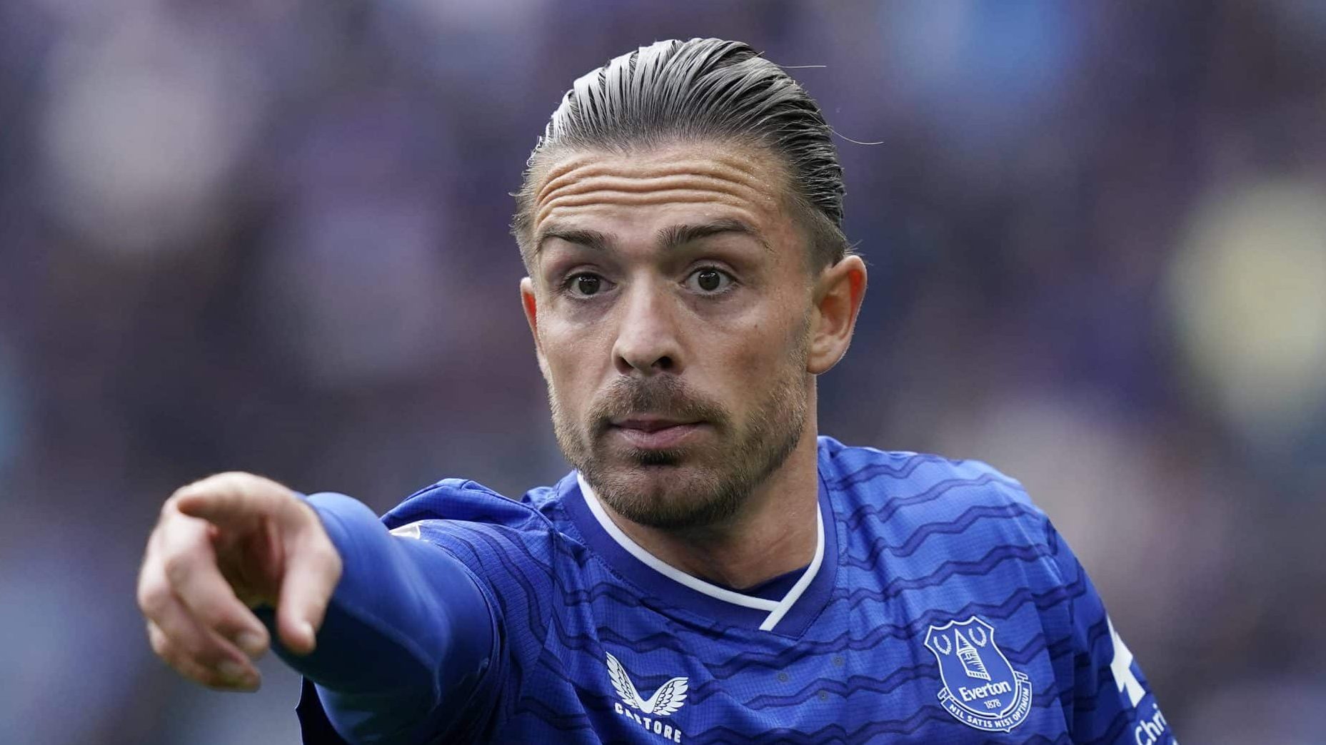 &lsquo;Nunca vi na vida&rsquo;: Grealish desabafa e protesta contra arbitragem de Liverpool x Everton
