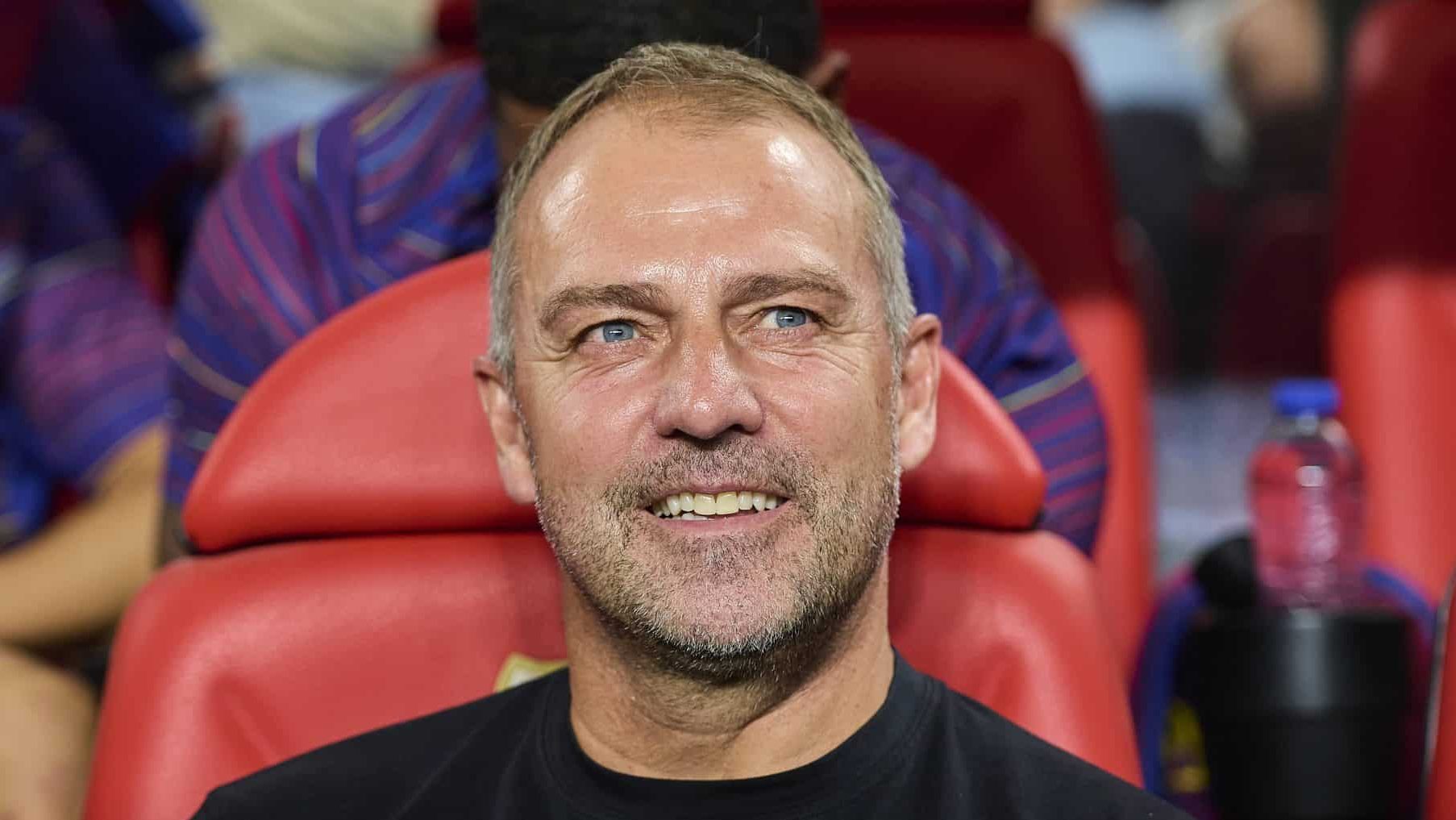 Hansi Flick alfineta Real Madrid &agrave;s v&eacute;speras da Bola de Ouro: &lsquo;Estar l&aacute; &eacute; mostrar respeito&rsquo;