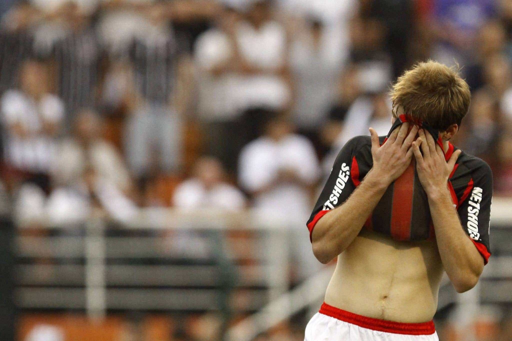 Herácles leva camisa ao rosto durante jogo do Athletico-PR