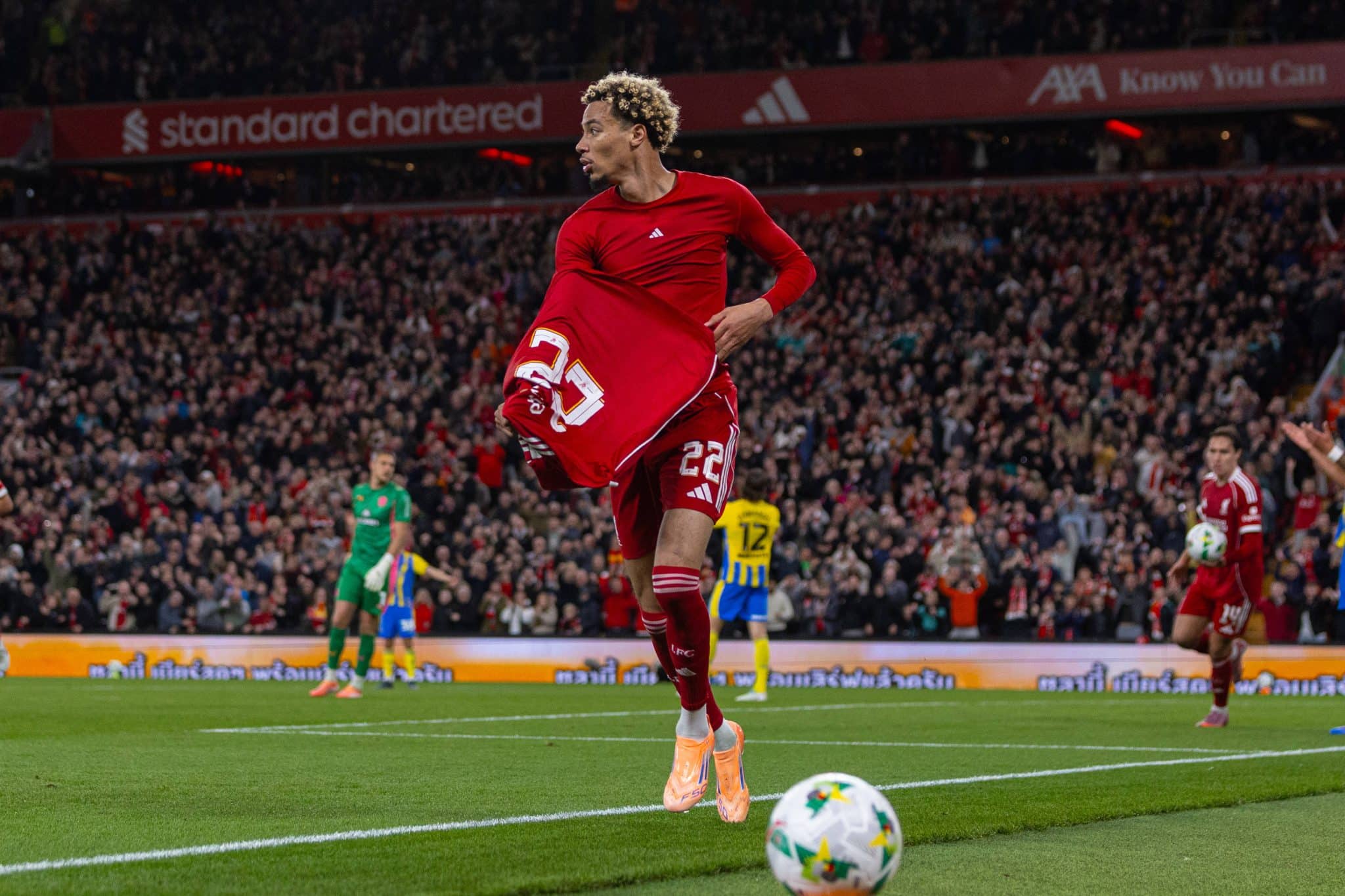 Hugo Ekitik&eacute; tira camisa durante comemora&ccedil;&atilde;o de gol em Liverpool x Southampton (Foto: Imago)
