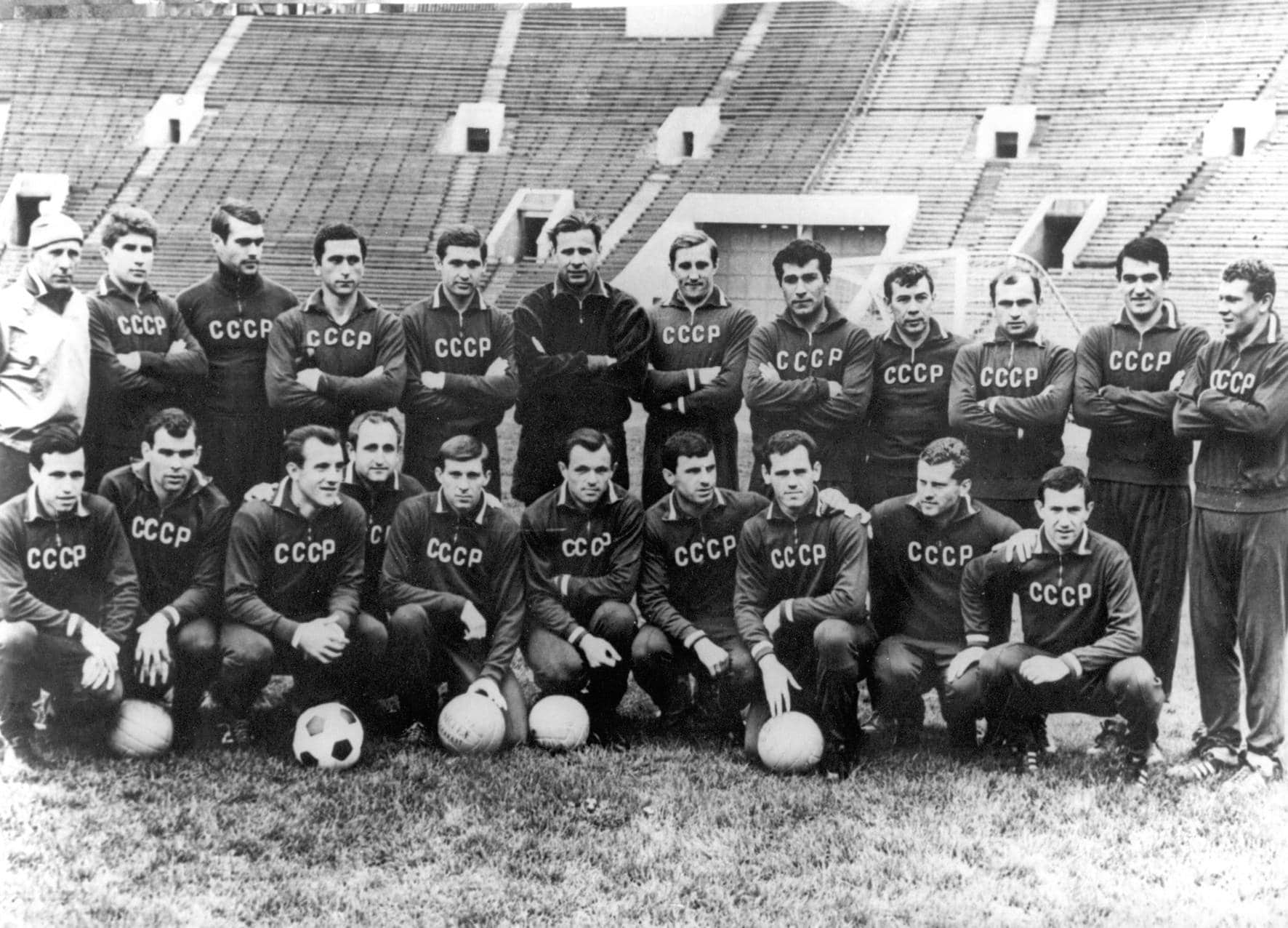 Zur Fussballweltmeisterschaft in England Die Mannschaft der Sowjetunion (Russland). U.B.z. stehend v.l. Trainer Nikolai