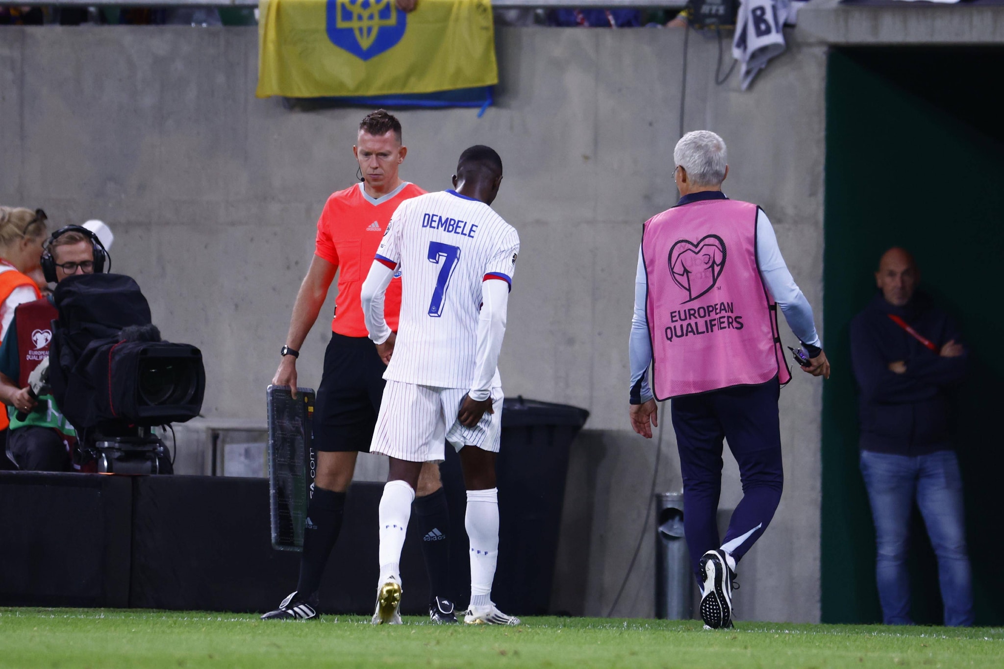 Ousmane Demb&eacute;l&eacute; saiu lesionado com a sele&ccedil;&atilde;o da Fran&ccedil;a (Foto: Imago)