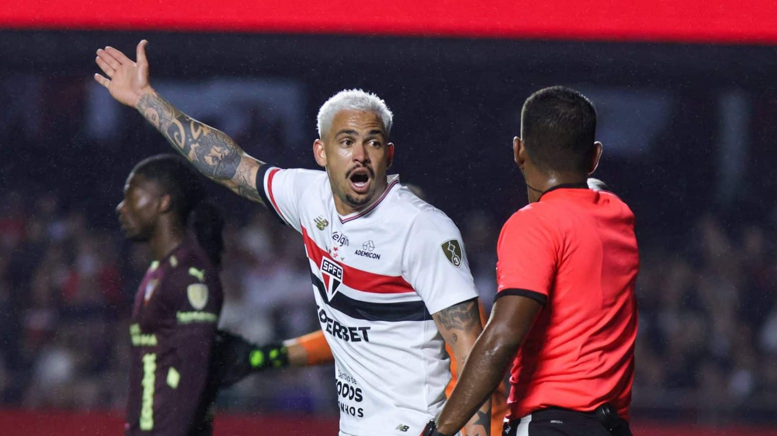 S&atilde;o Paulo faz por merecer queda na Libertadores, e torcida elege culpado por elimina&ccedil;&atilde;o