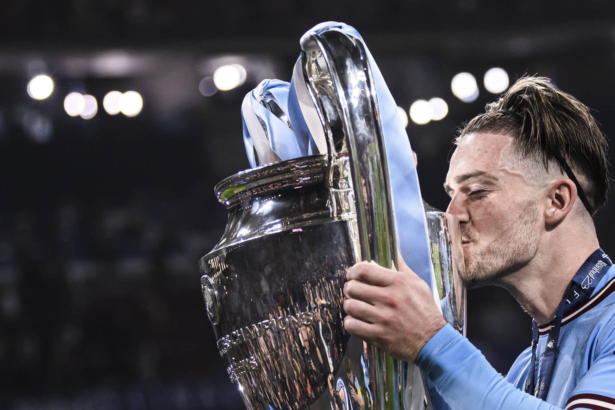Jack Grealish com a ta&ccedil;a da Champions League conquistada pelo Manchester City em 2023