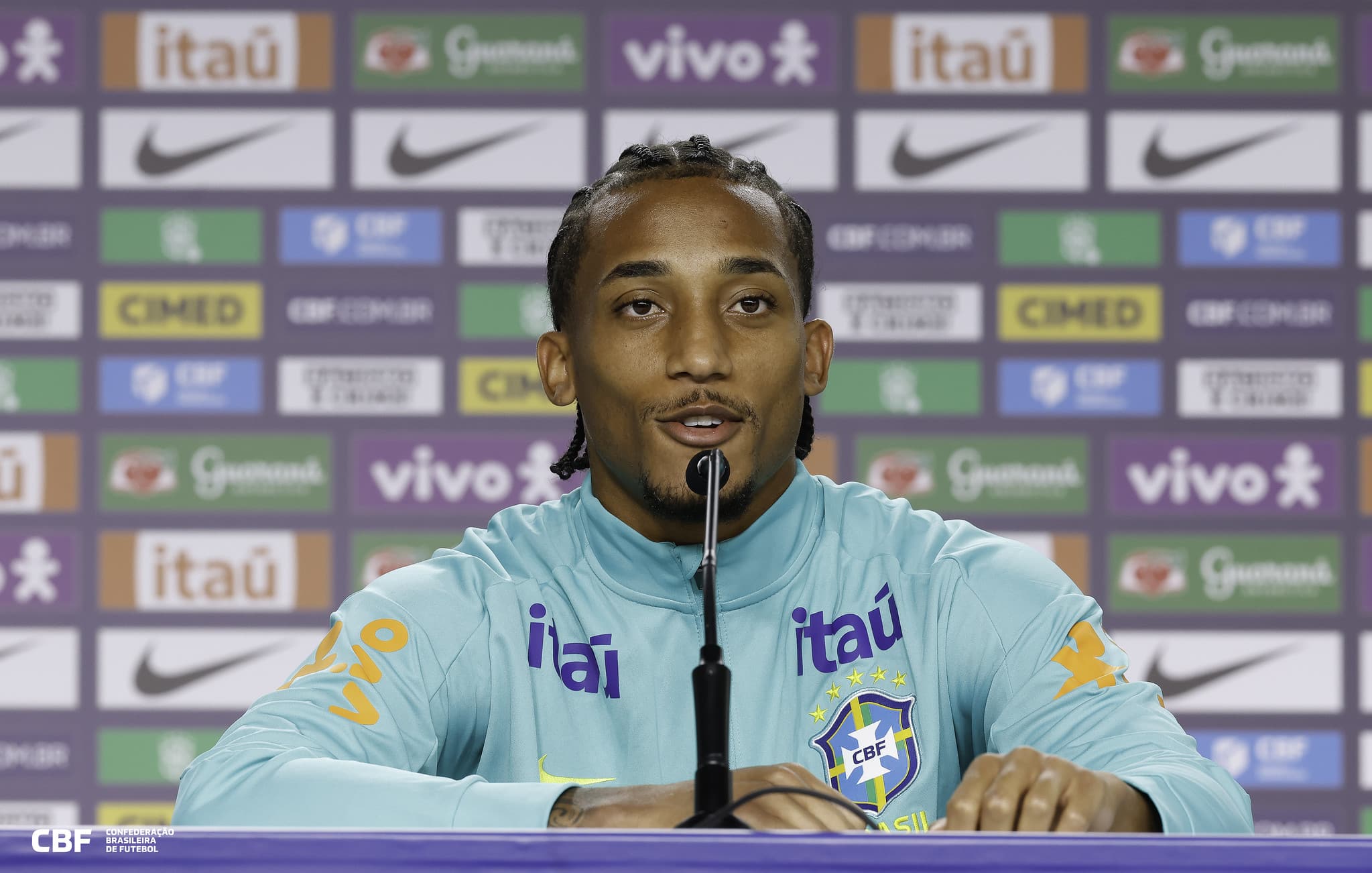 Jo&atilde;o Pedro, em coletiva pela Sele&ccedil;&atilde;o