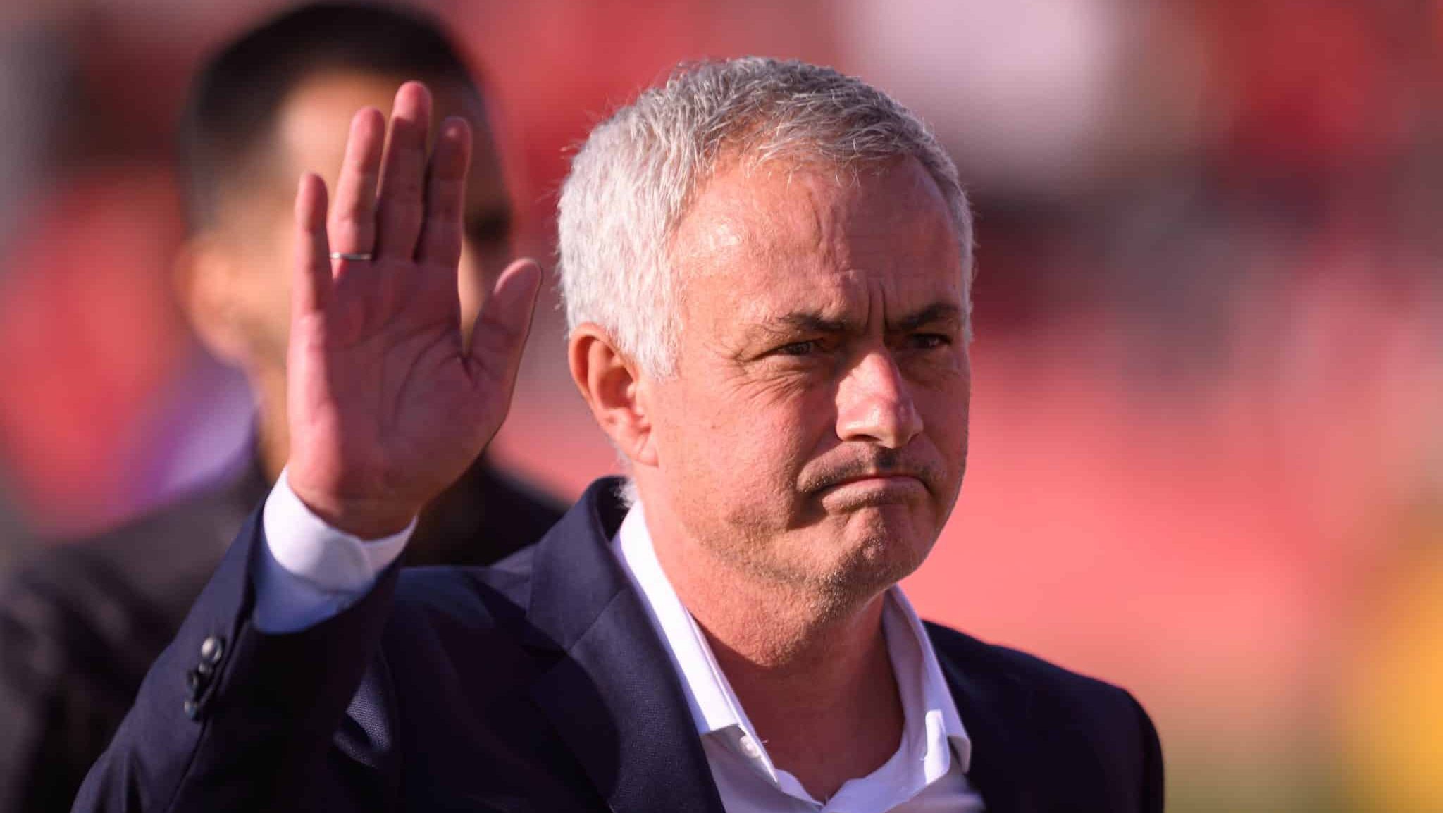 Clima de festa e meme na comemora&ccedil;&atilde;o: Como foi a reestreia de Mourinho no Benfica