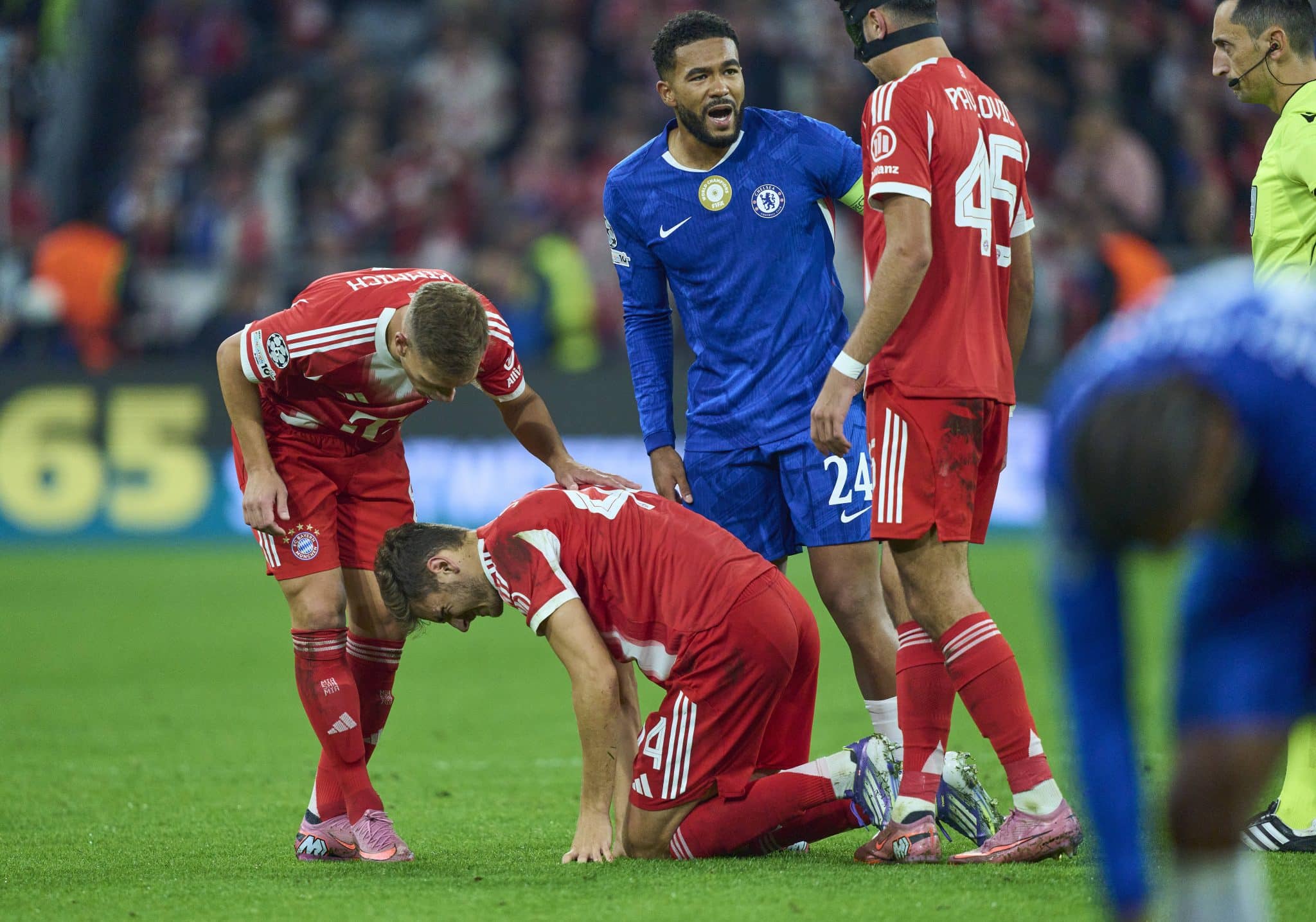 Josip Stanisic se machucou durante Bayern de Munique x Chelsea (Foto: Imago)