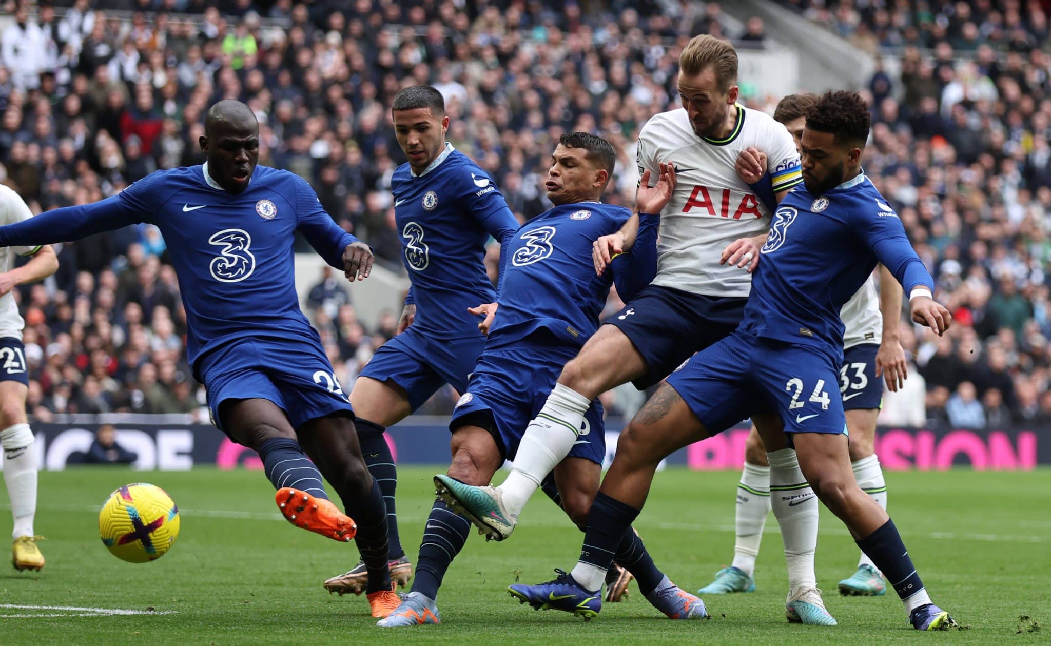 Harry Kane pelo Tottenham contra o Chelsea, em mar&ccedil;o de 2023 (Foto: Imago)