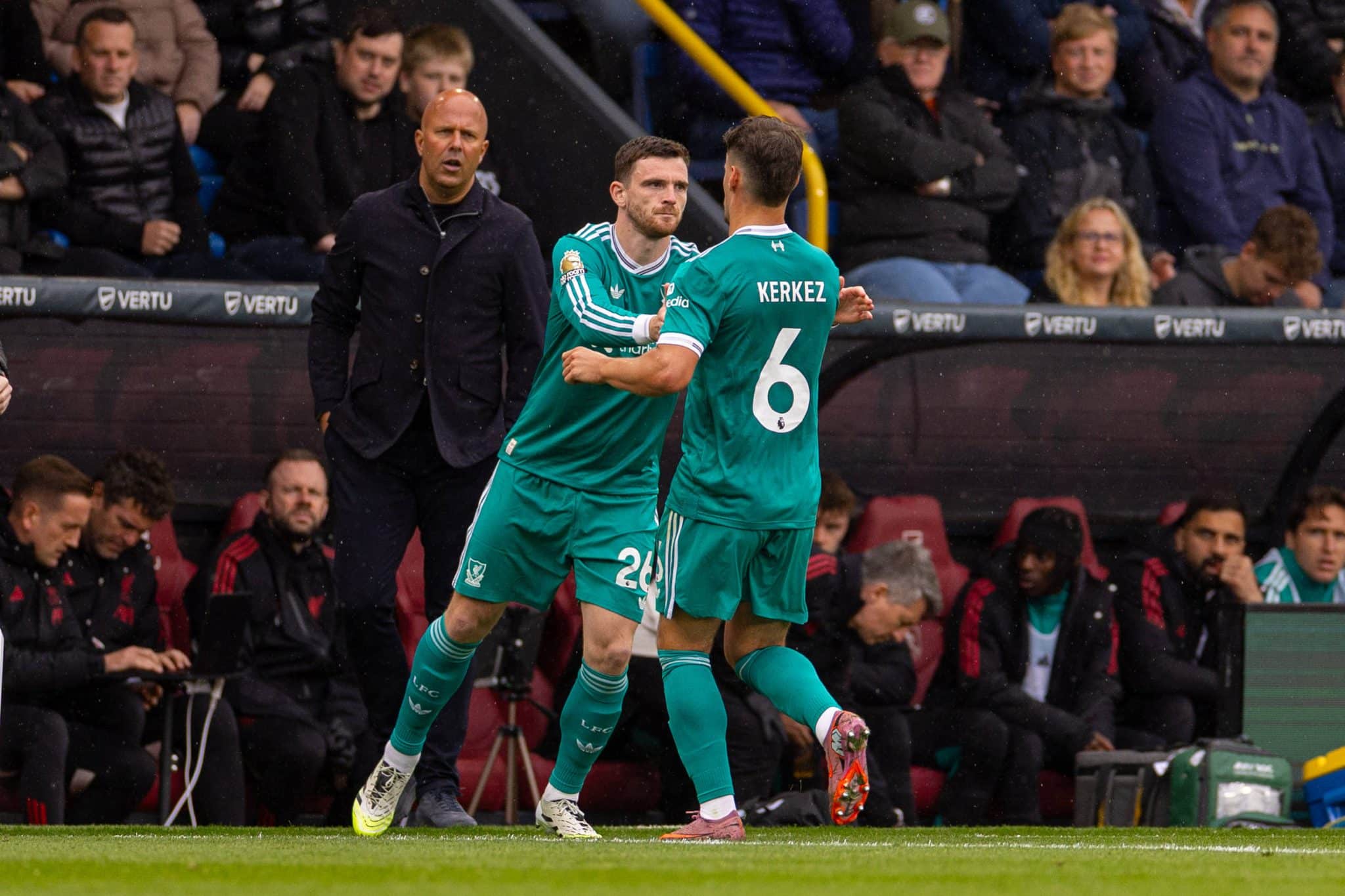 Momento em que Robertson entra no lugar de Kerkez