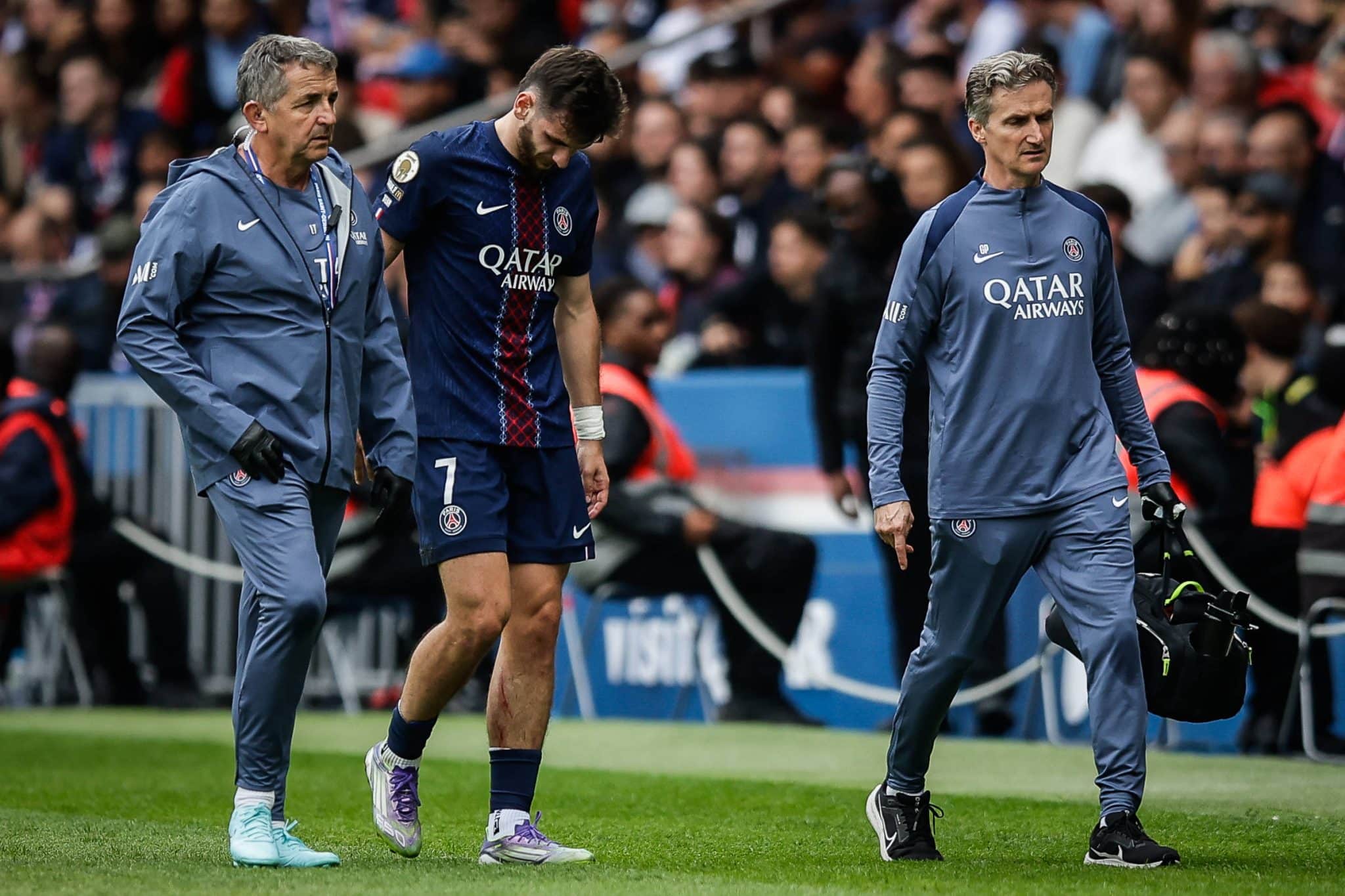 Kvaratskhelia sai de campo ap&oacute;s les&atilde;o pelo PSG