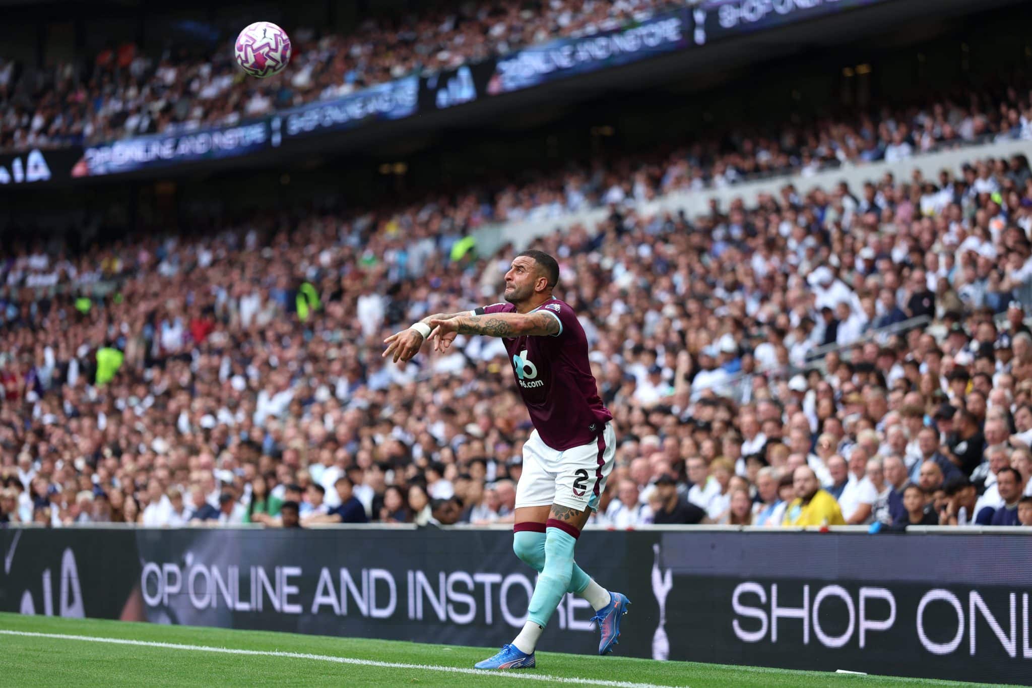 Kyle Walker cobra lateral longo no Burnley (Foto: Imago)