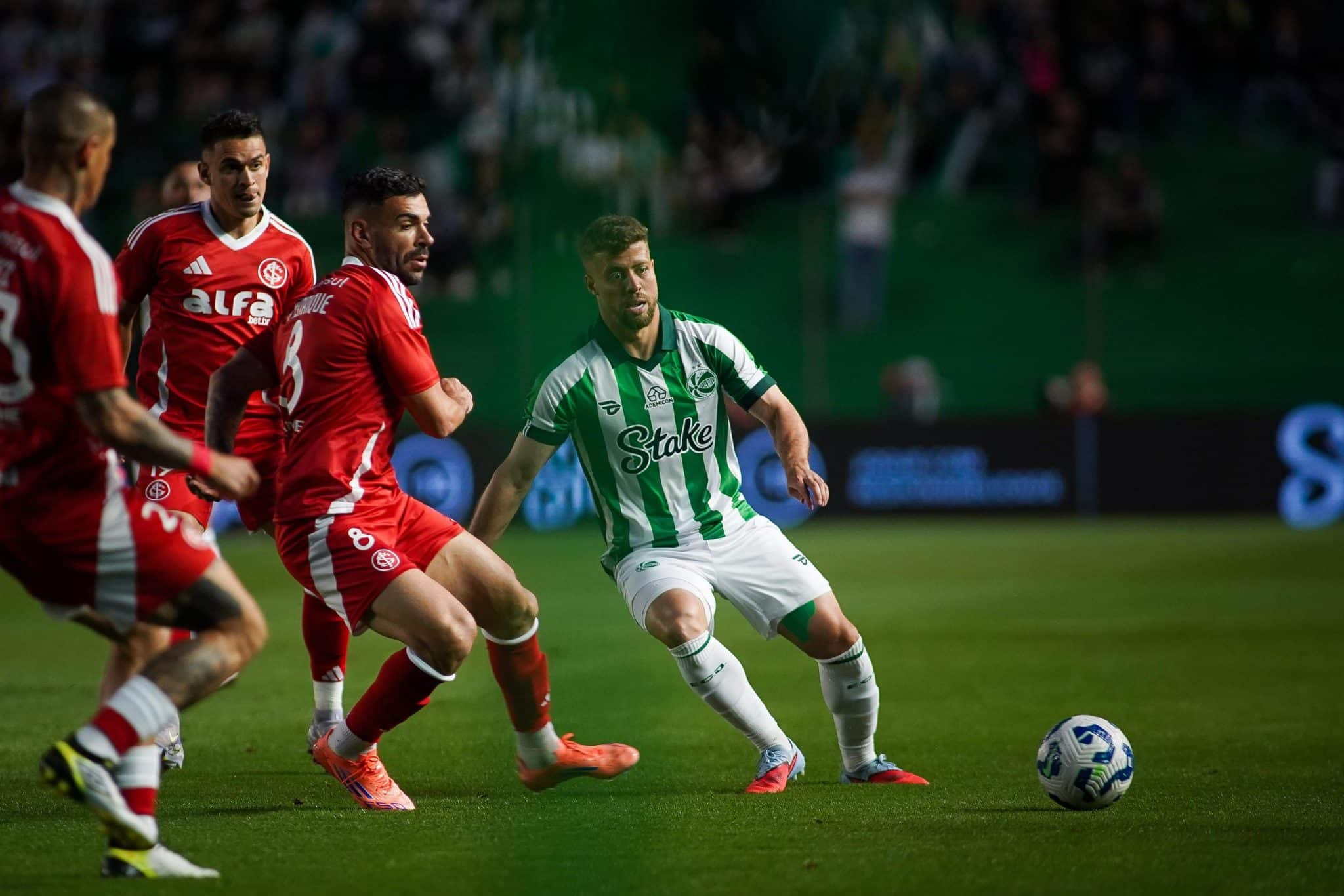 Lucas Fernandes em a&ccedil;&atilde;o pelo Juventude