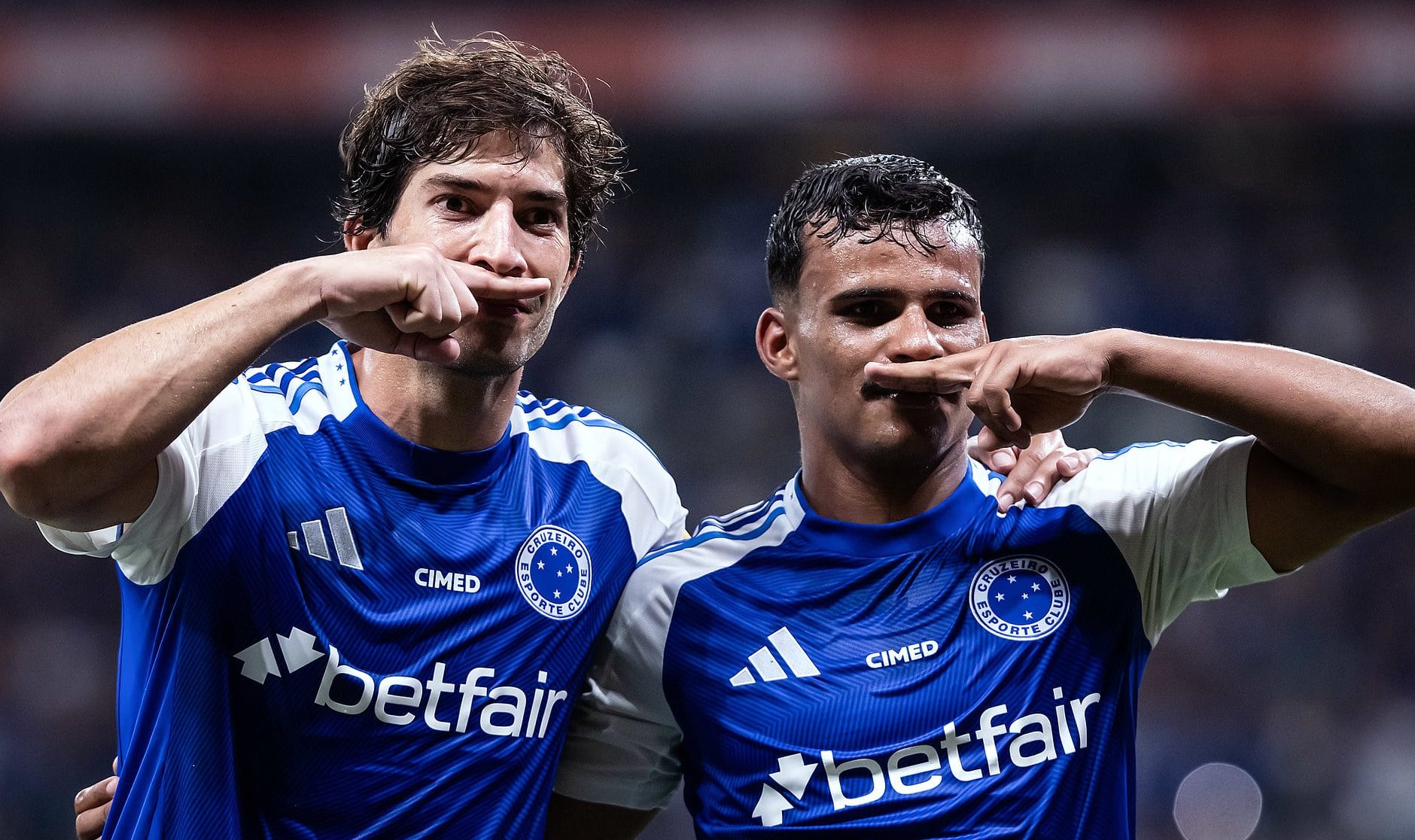 Ex-Palmeiras d&aacute; susto, mas Cruzeiro emplaca nova virada e agarra chance de ouro no Brasileir&atilde;o
